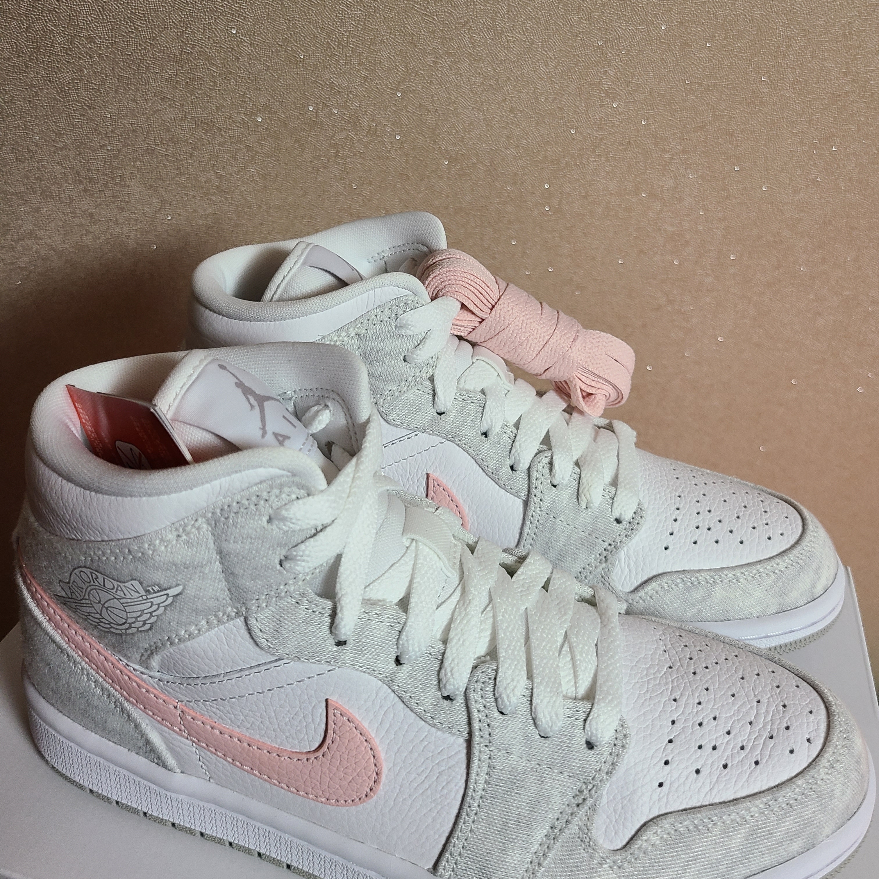 (W) Jordan 1 Mid SE Light Iron Ore 착용 스타일 - 2