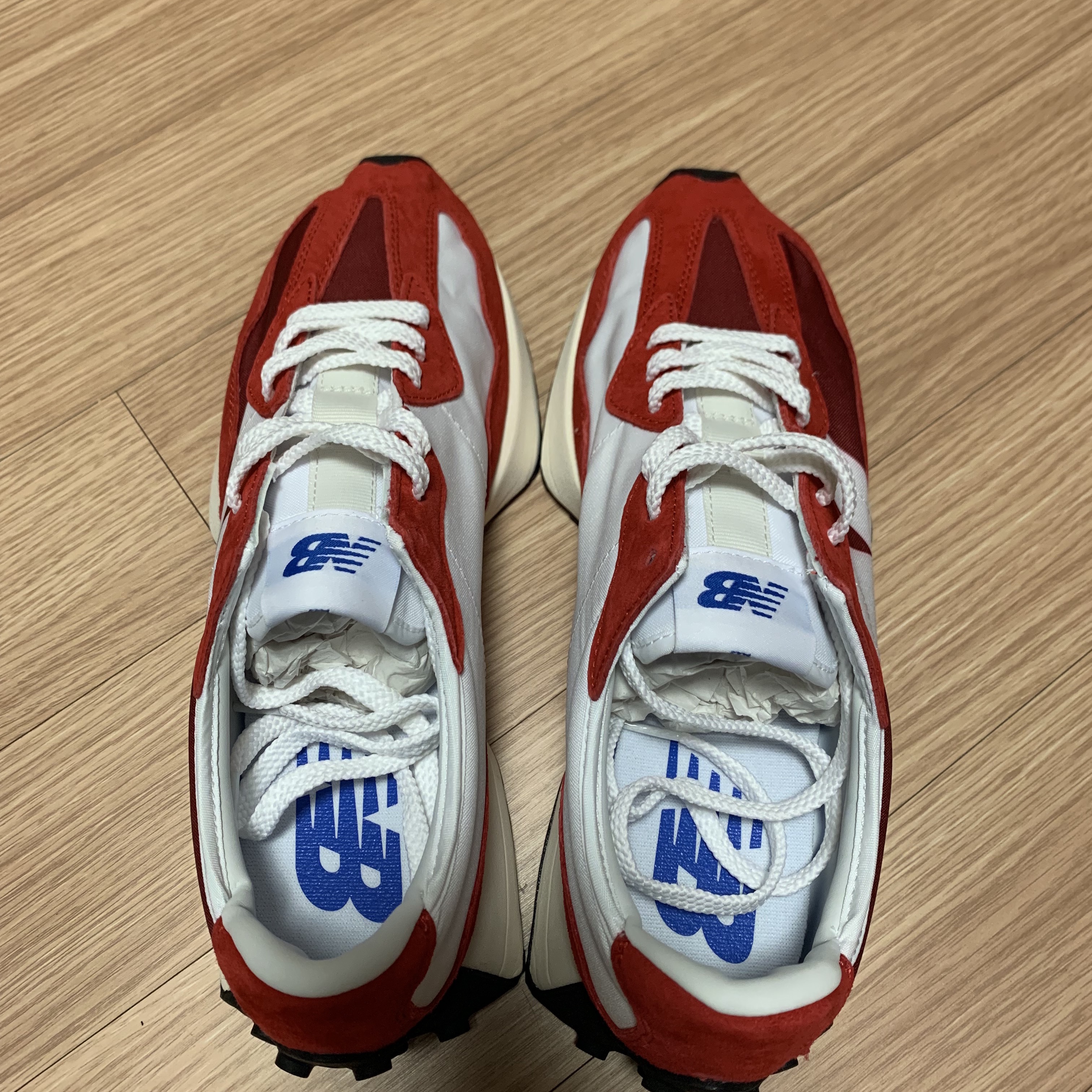 New Balance 327 Scarlet 착용 스타일 - 3