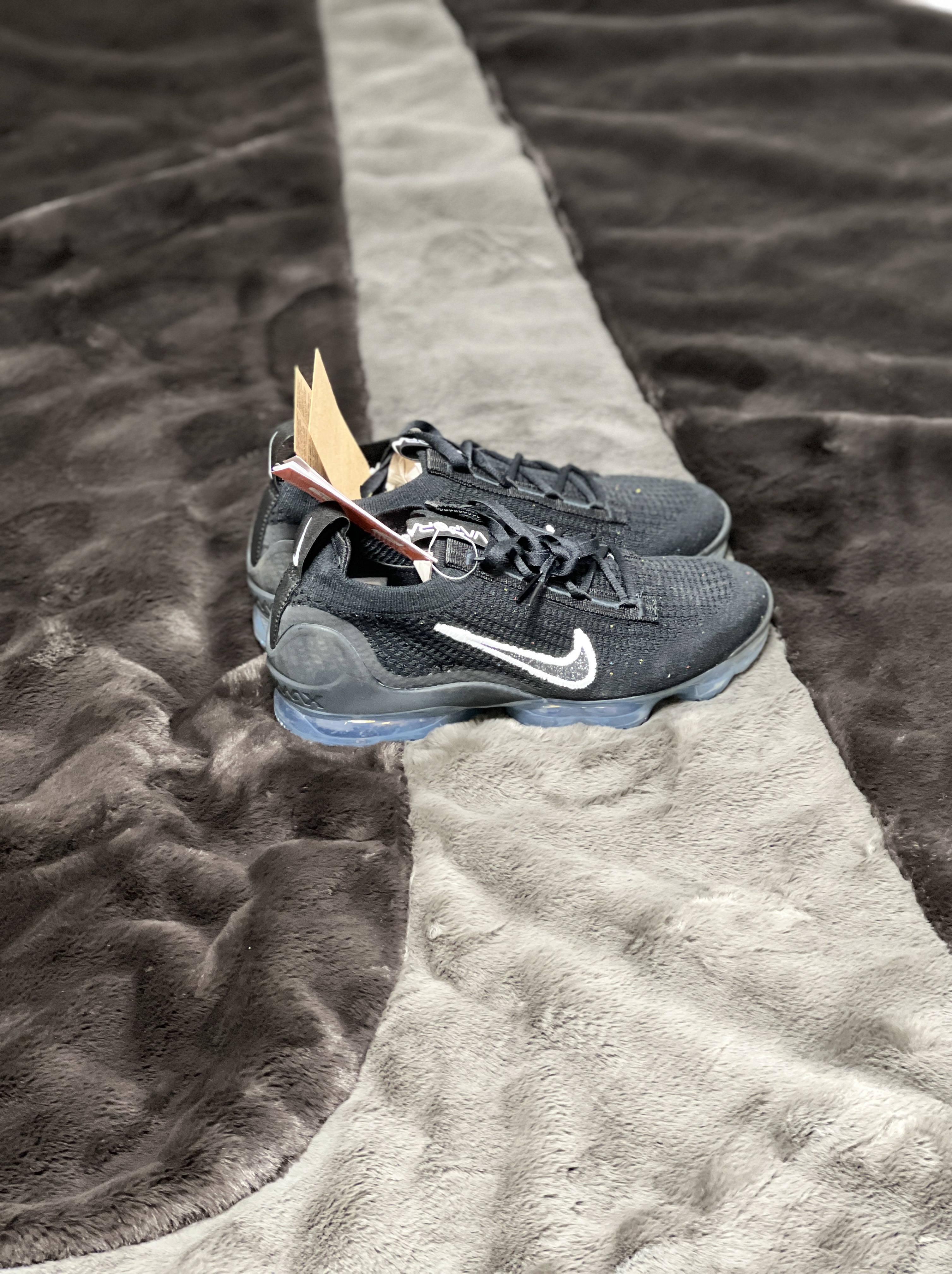 (W) Nike Air Vapormax 2021 Flyknit Black Metallic Silver 착용 스타일 - 4