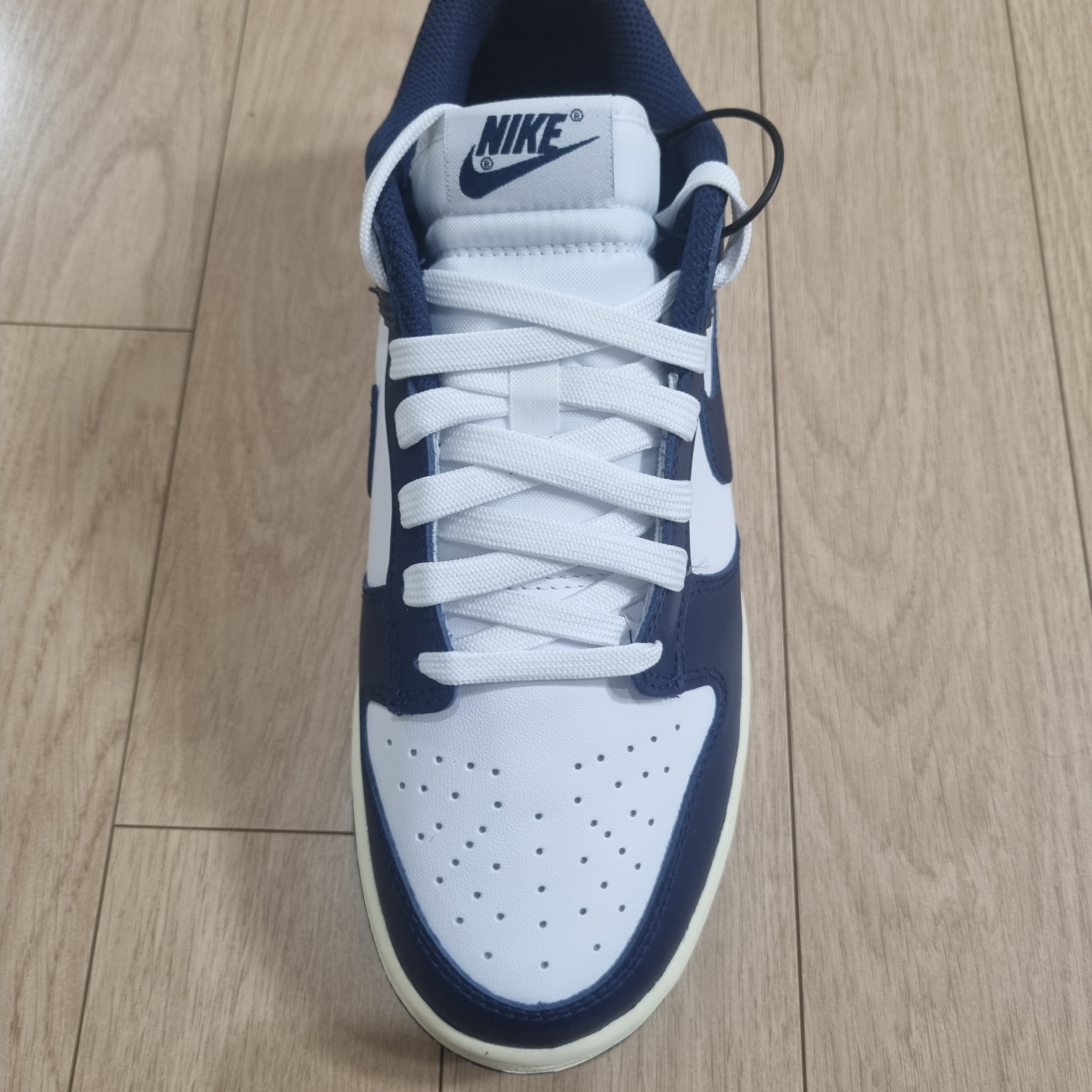 (W) Nike Dunk Low Vintage Midnight Navy 착용 스타일 - 1