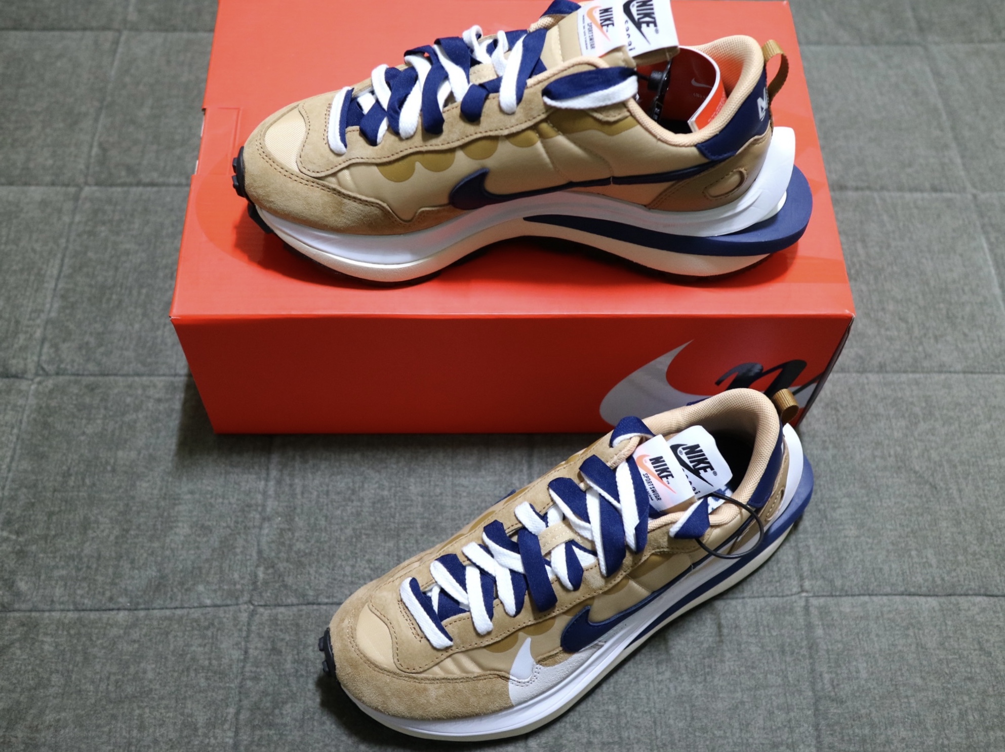 Nike x Sacai VaporWaffle Sesame and Blue Void 착용 스타일 - 3