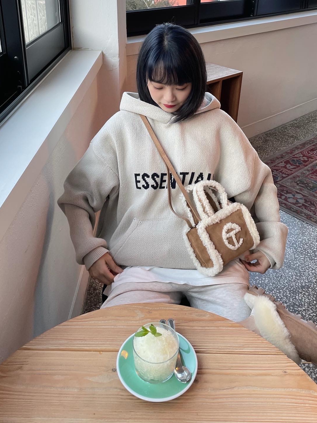 Telfar x UGG Small Shopping Bag Chestnut, Essentials Knit Pullover Hoodie Moss - 21SS 착용 스타일 - 4