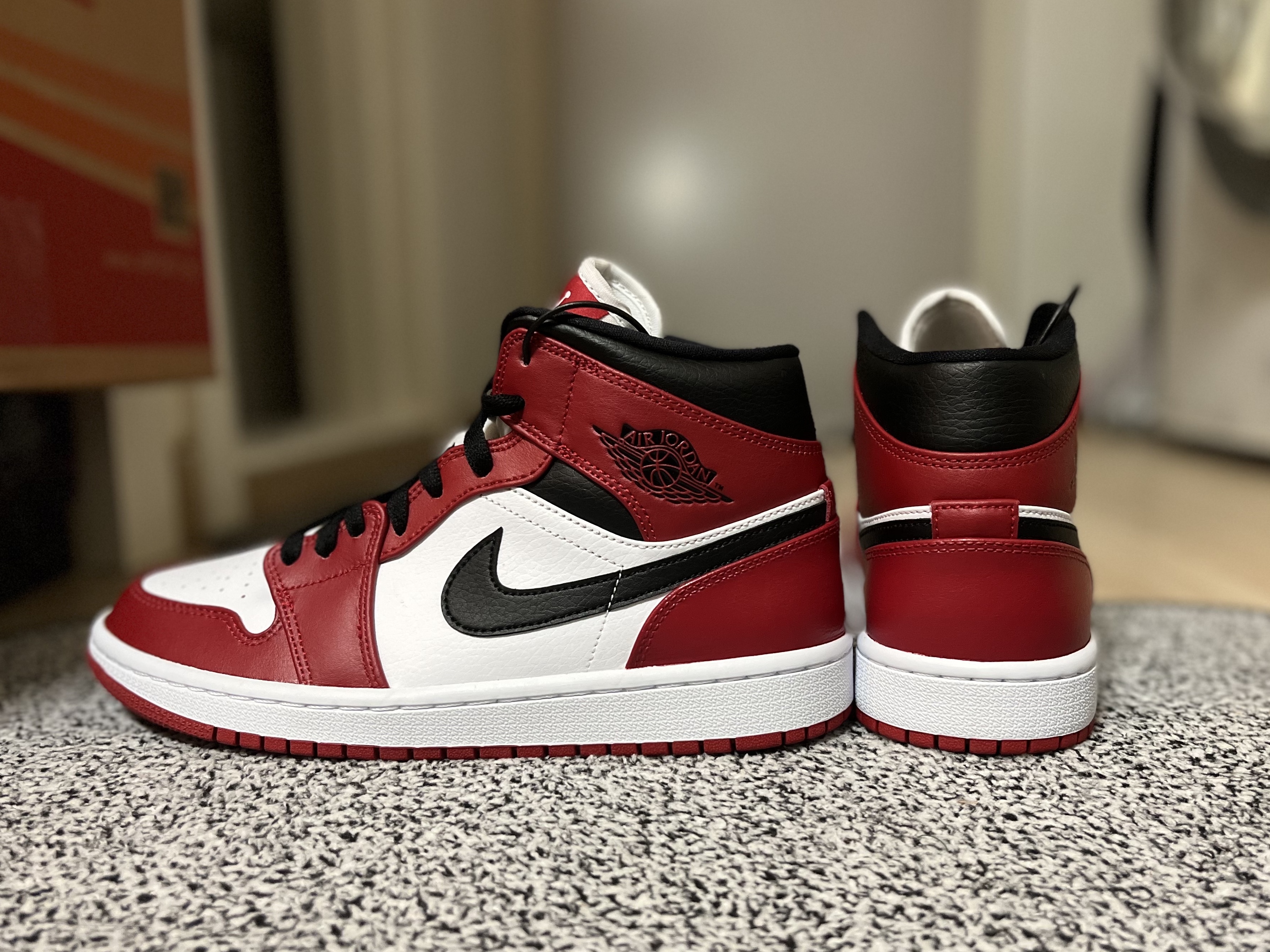 Jordan 1 Mid Chicago 2020 착용 스타일 - 2
