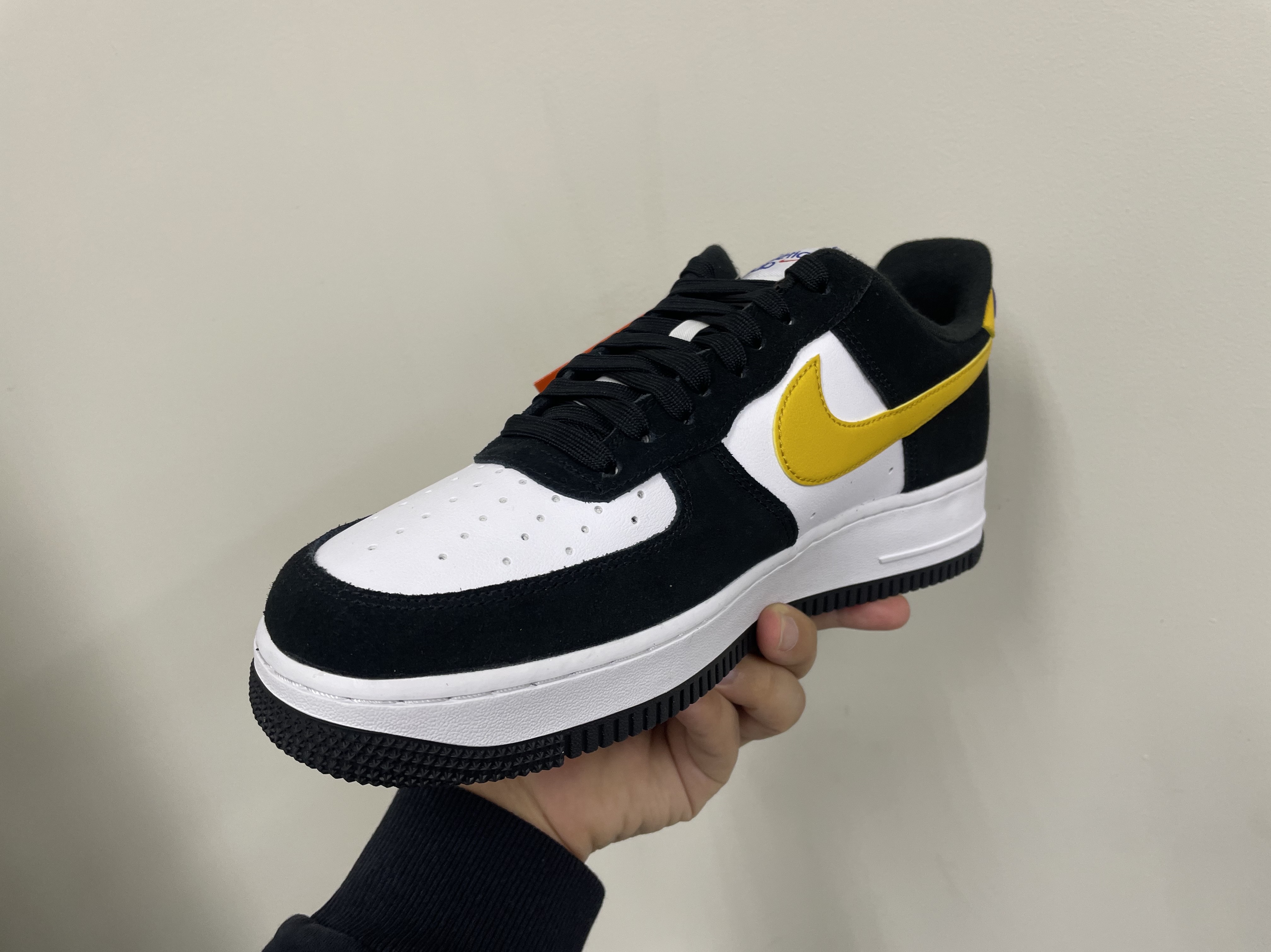 Nike Air Force 1 '07 LV8 Athletic Club Black Dark Sulfur 착용 스타일 - 2