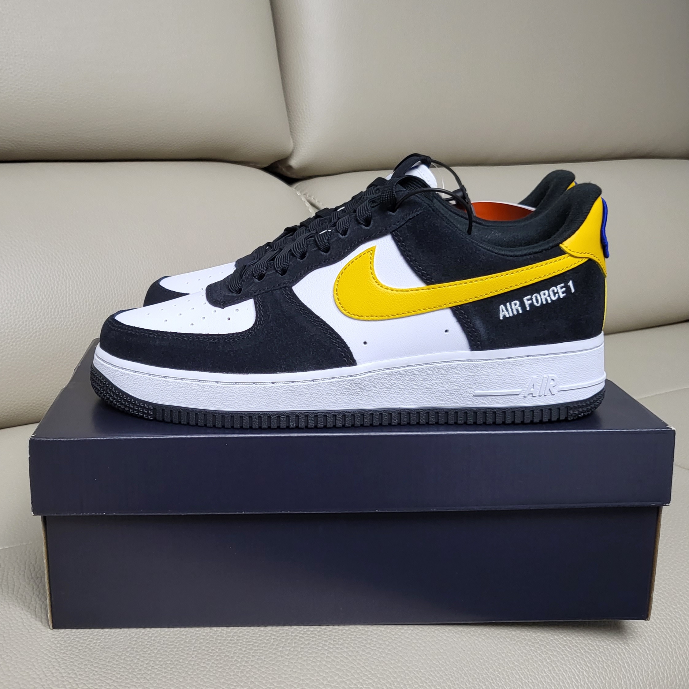 Nike Air Force 1 '07 LV8 Athletic Club Black Dark Sulfur 착용 스타일