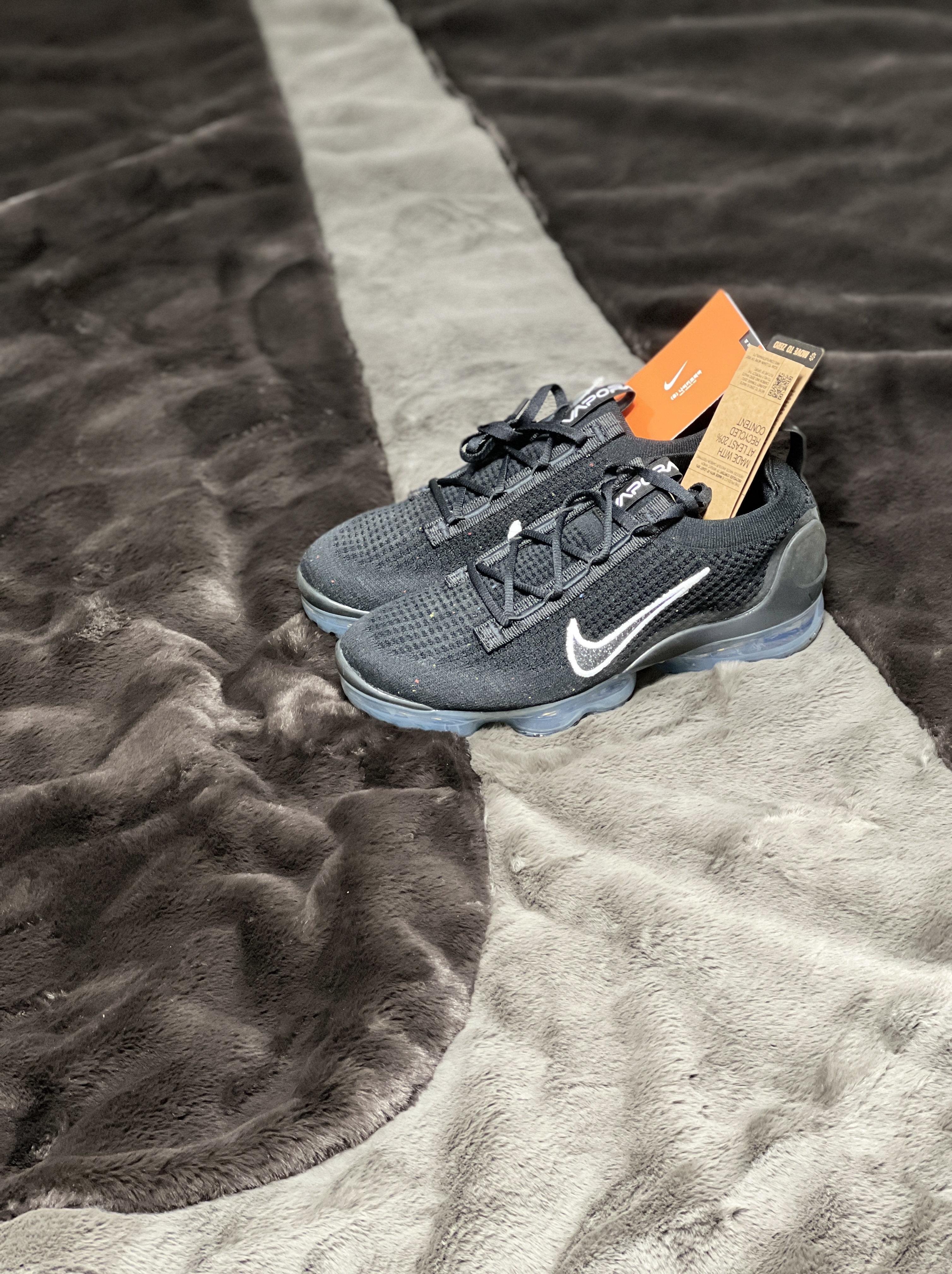 (W) Nike Air Vapormax 2021 Flyknit Black Metallic Silver 착용 스타일 - 5