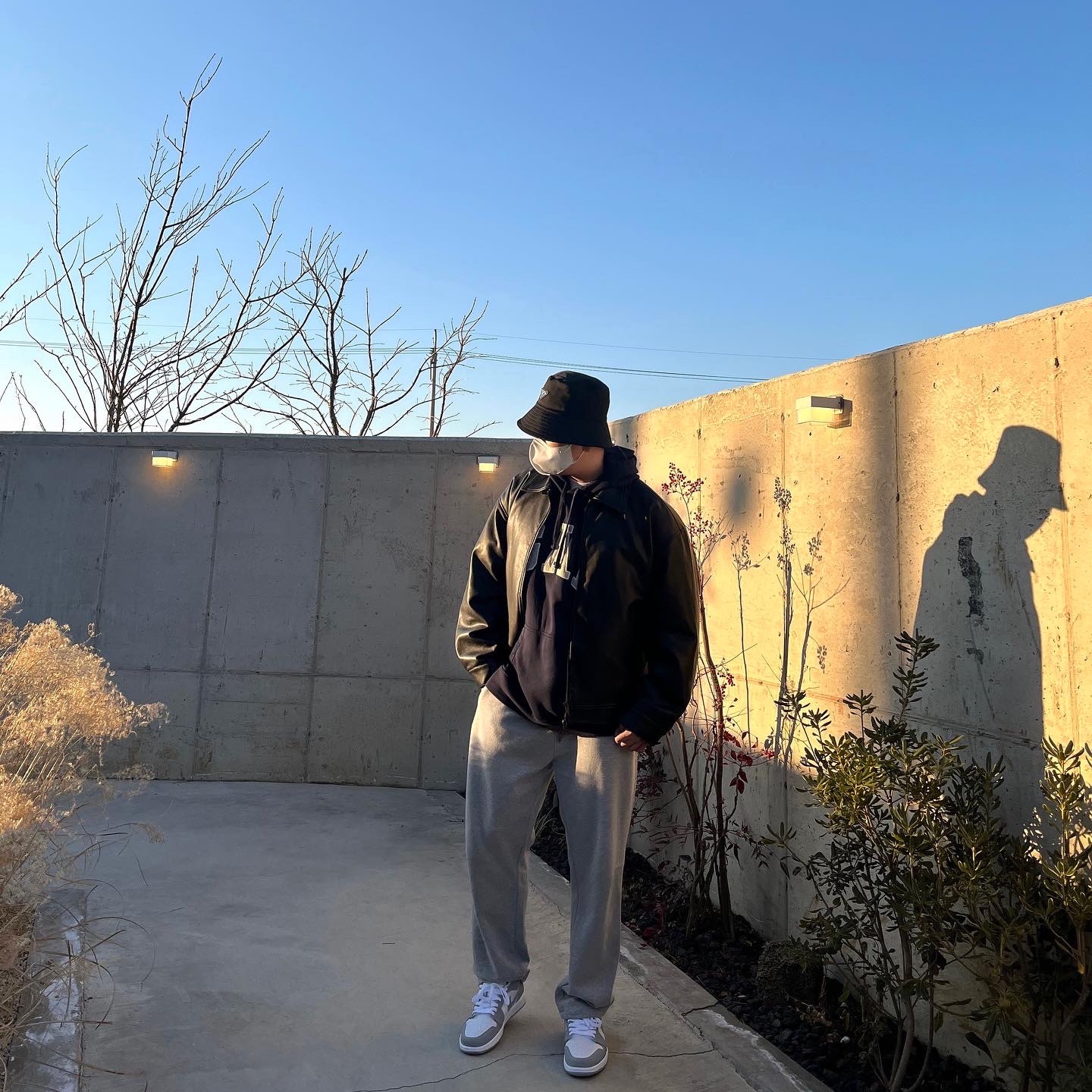 (W) Jordan 1 Low White Wolf Grey, Prada Re-Nylon Bucket Hat Black 착용 스타일 - 2