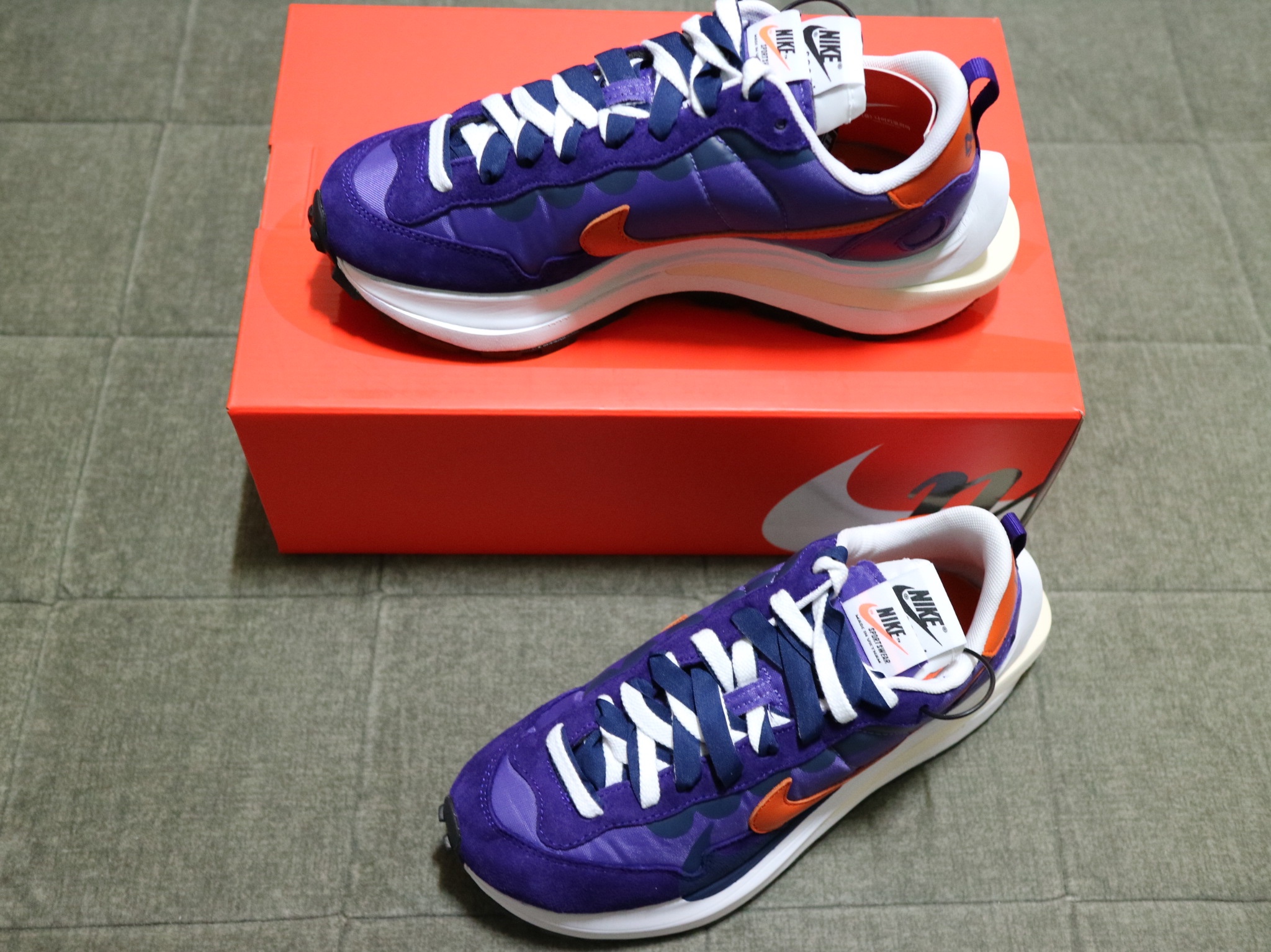 Nike x Sacai VaporWaffle Dark Iris, Nike x Sacai VaporWaffle Sesame and Blue Void 착용 스타일 - 3