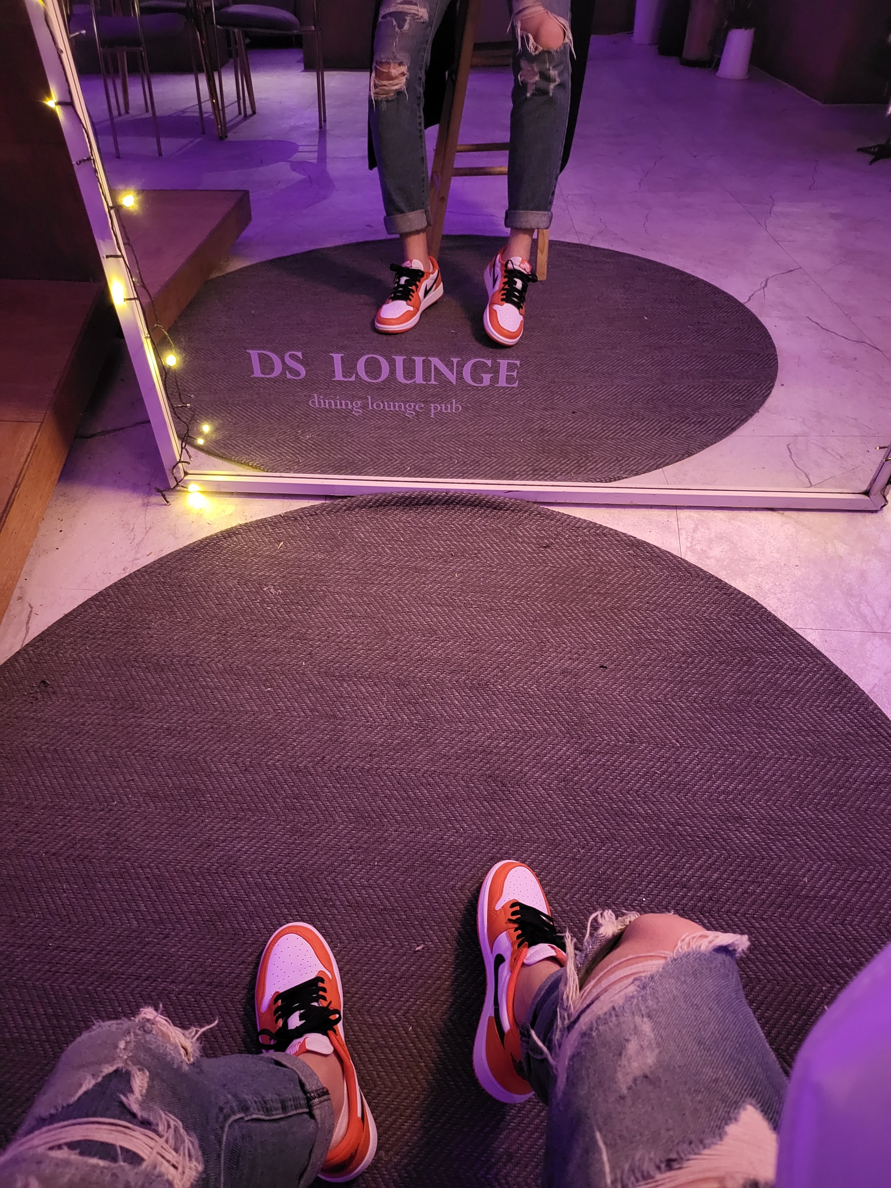 Jordan 1 Low OG Starfish, Samsung Galaxy Z Fold3 Thom Browne Edition (Korean Ver.) 착용 스타일 - 3