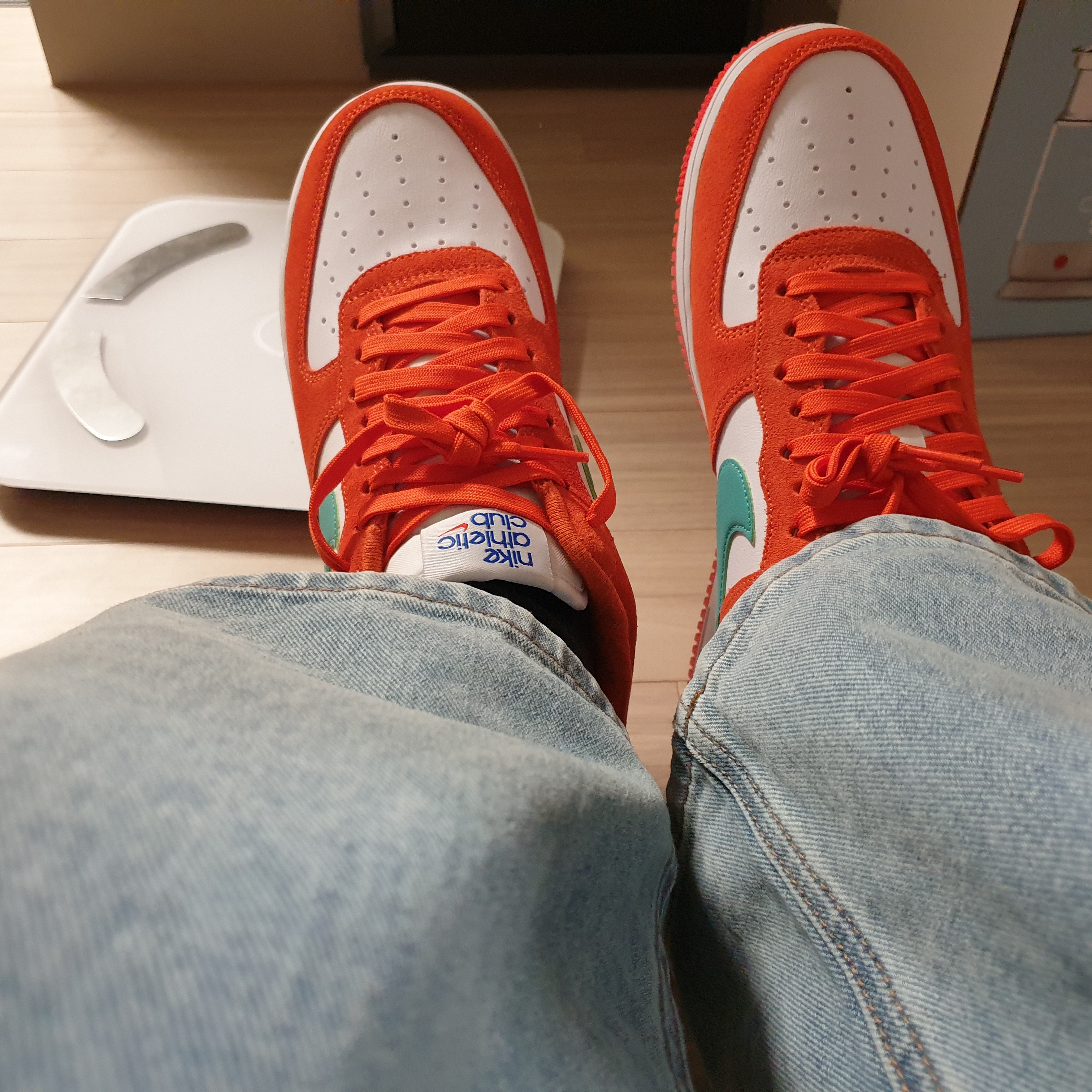 Nike Air Force 1 '07 LV8 Athletic Club Rush Orange Washed Teal 착용 스타일