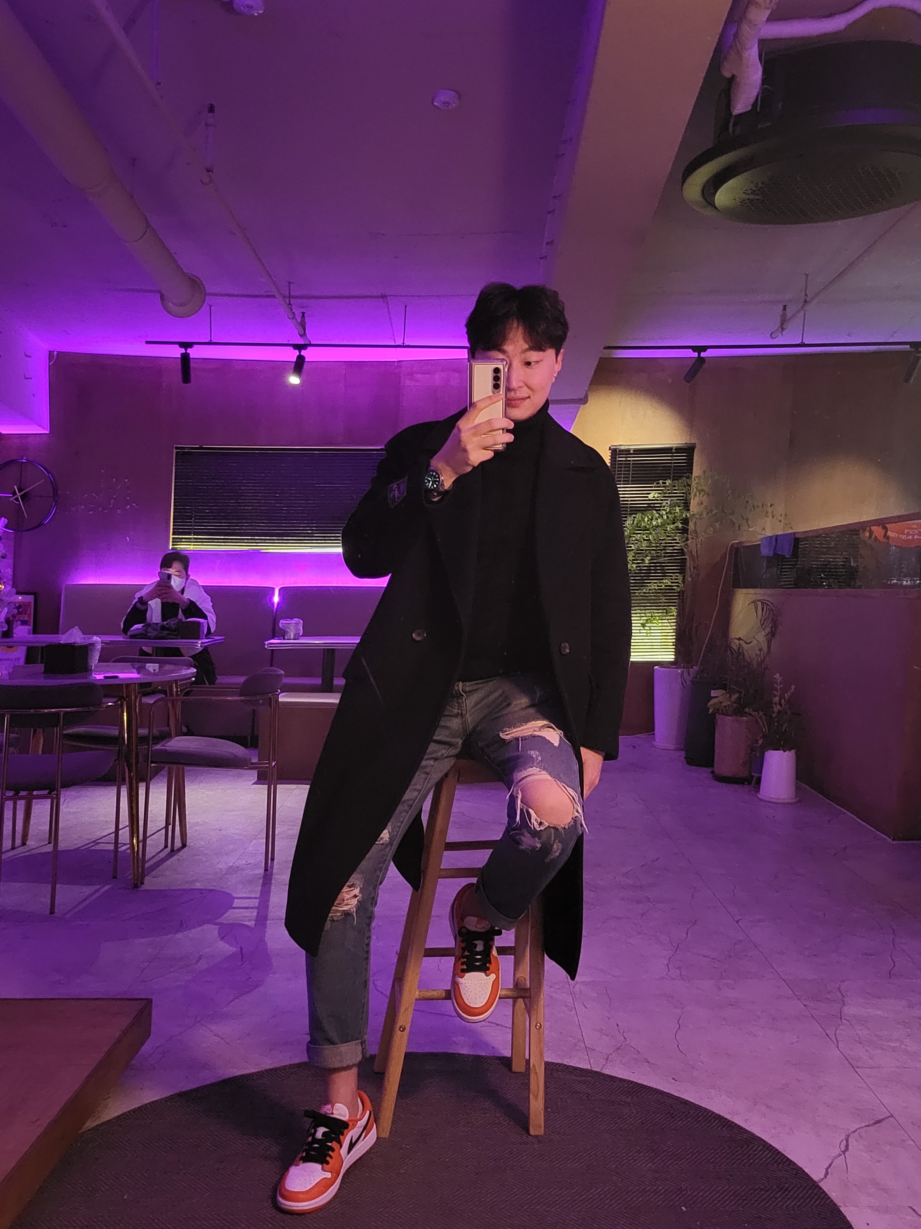 Jordan 1 Low OG Starfish, Samsung Galaxy Z Fold3 Thom Browne Edition (Korean Ver.) 착용 스타일 - 1