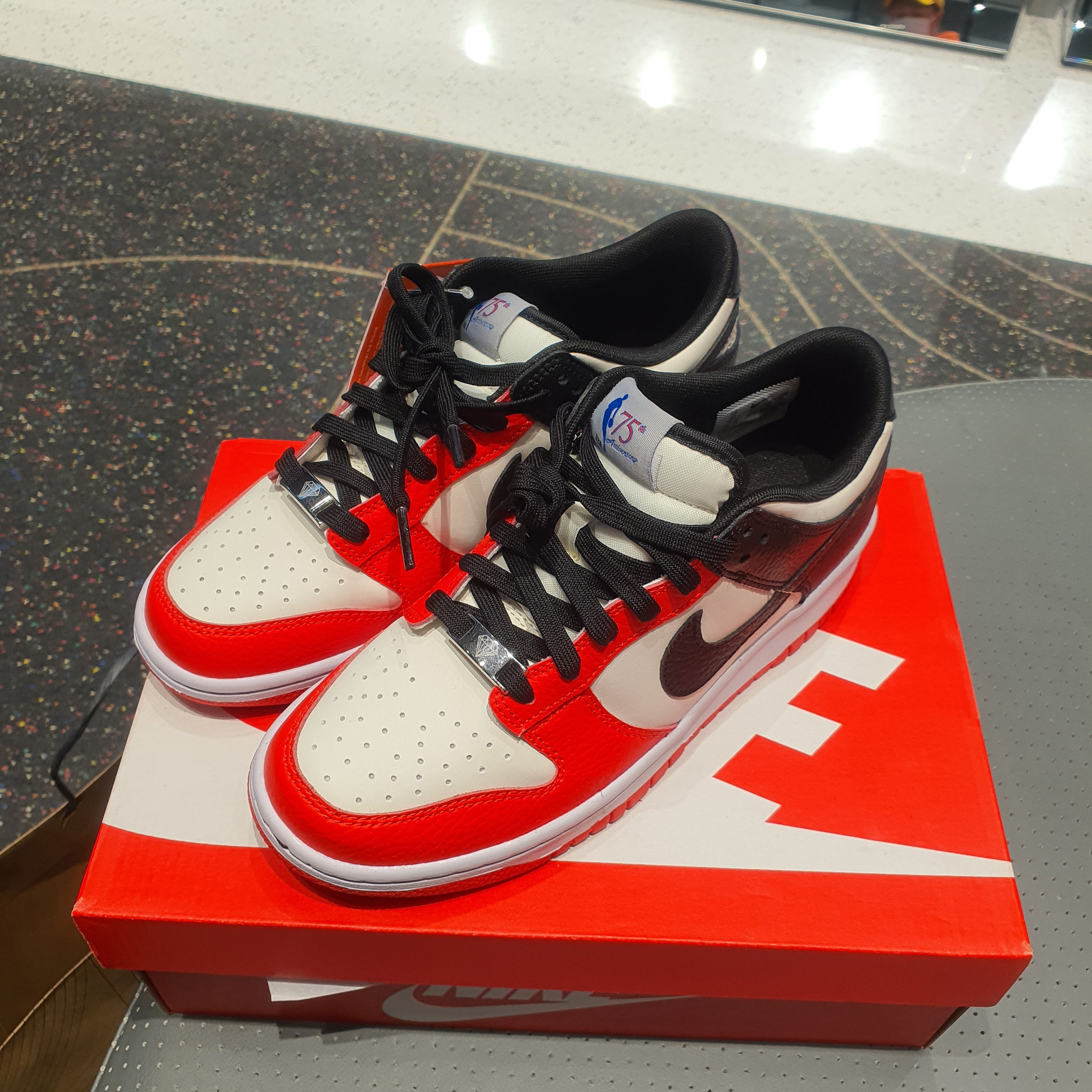 (GS) Nike x NBA Dunk Low Black and Chile Red 착용 스타일 - 1