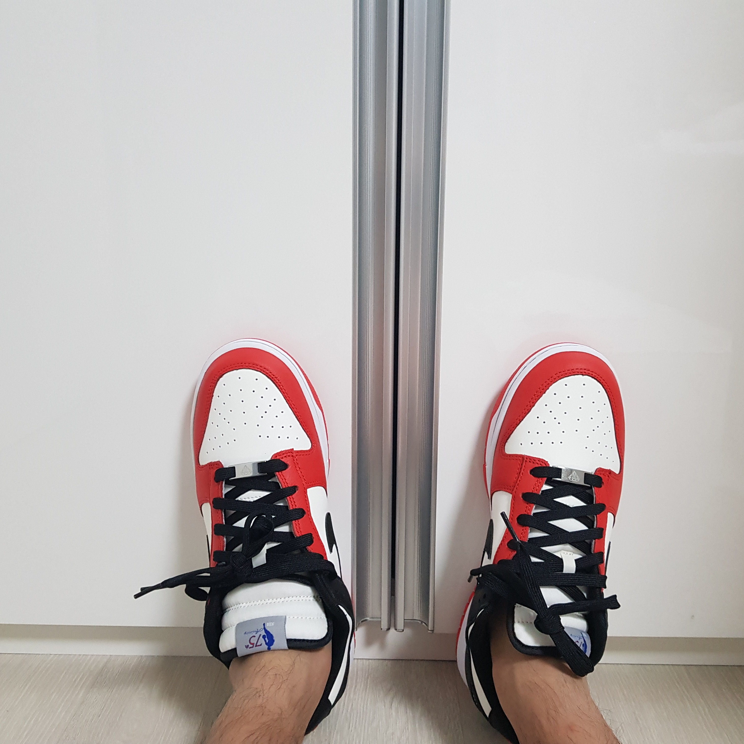 Nike x NBA Dunk Low Retro EMB Black and Chile Red, (GS) Nike x NBA Dunk Low Black and Chile Red 착용 스타일 - 1