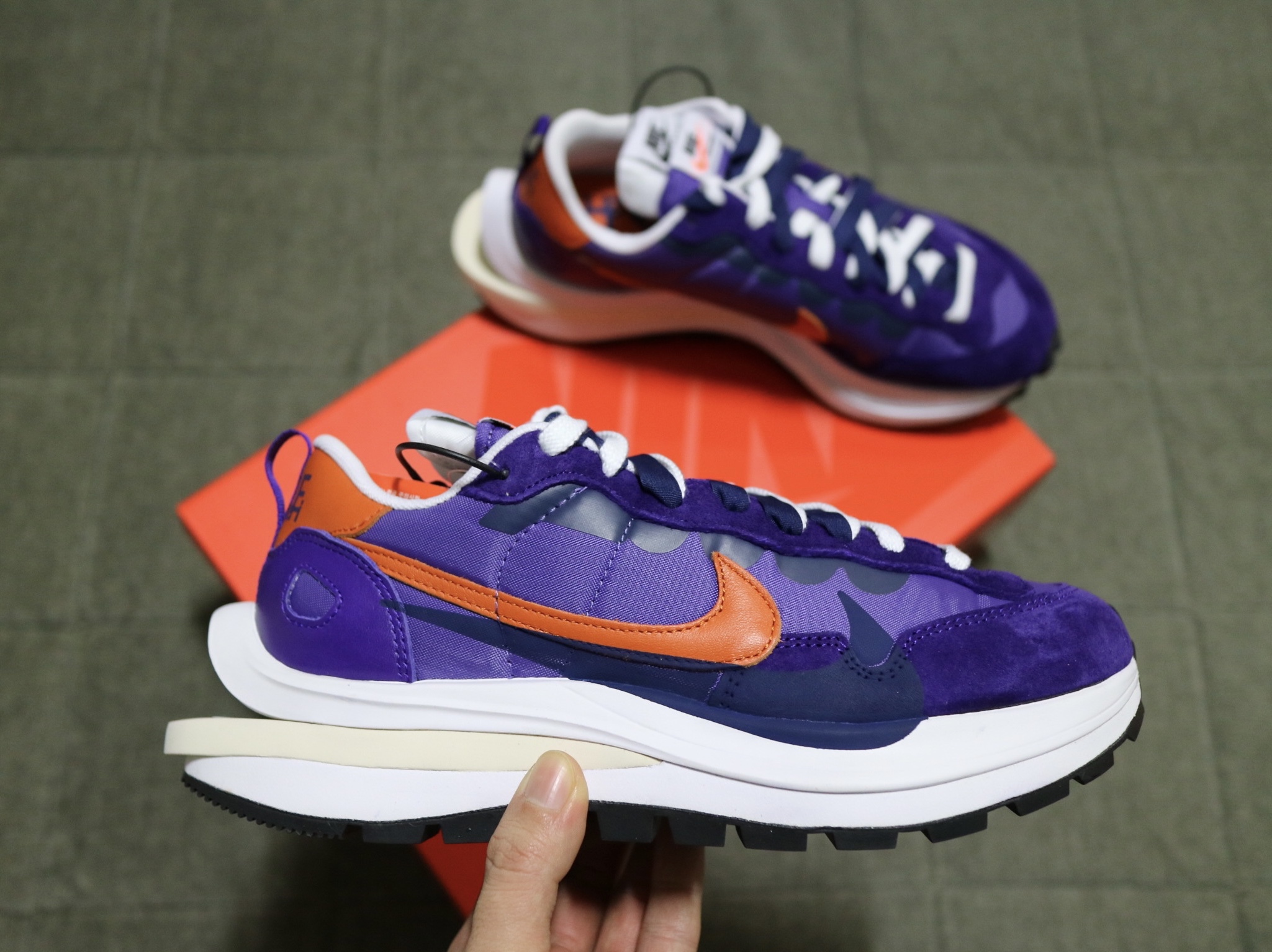 Nike x Sacai VaporWaffle Dark Iris, Nike x Sacai VaporWaffle Sesame and Blue Void 착용 스타일 - 1