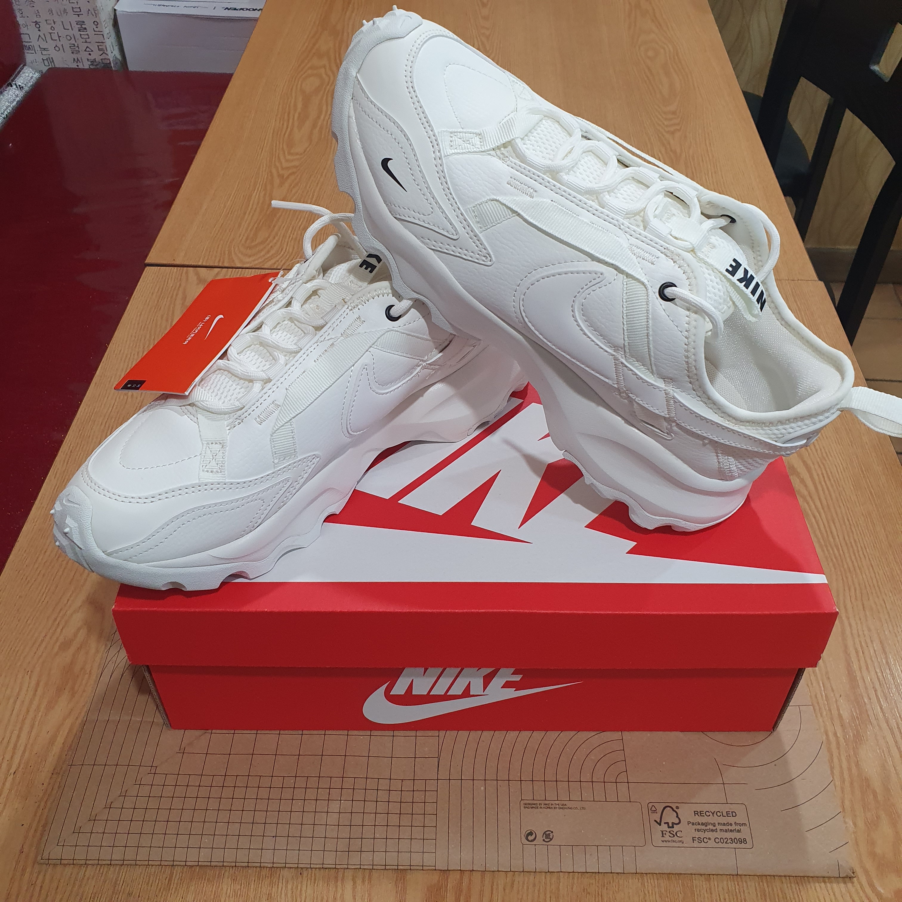 (W) Nike TC 7900 Summit White 착용 스타일