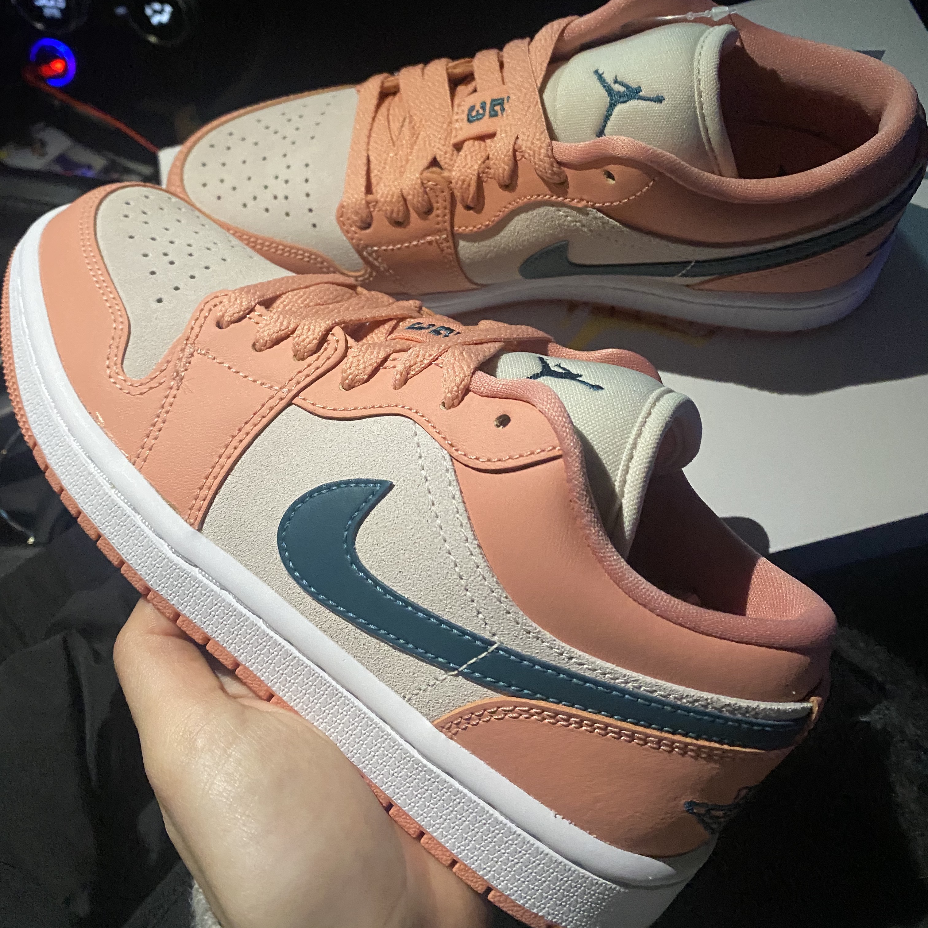 (W) Jordan 1 Low Light Madder Root 착용 스타일 - 1