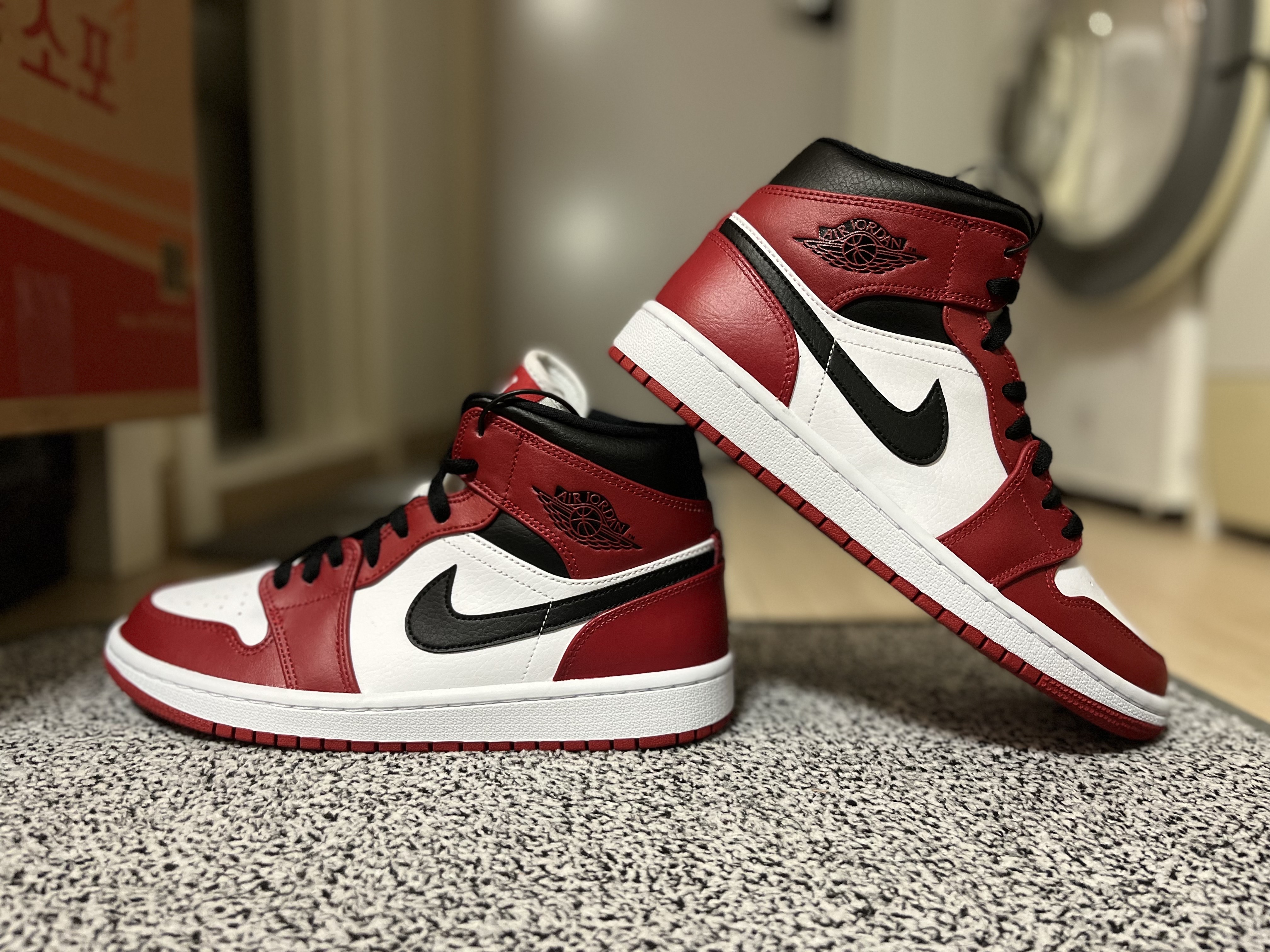 Jordan 1 Mid Chicago 2020 착용 스타일 - 1