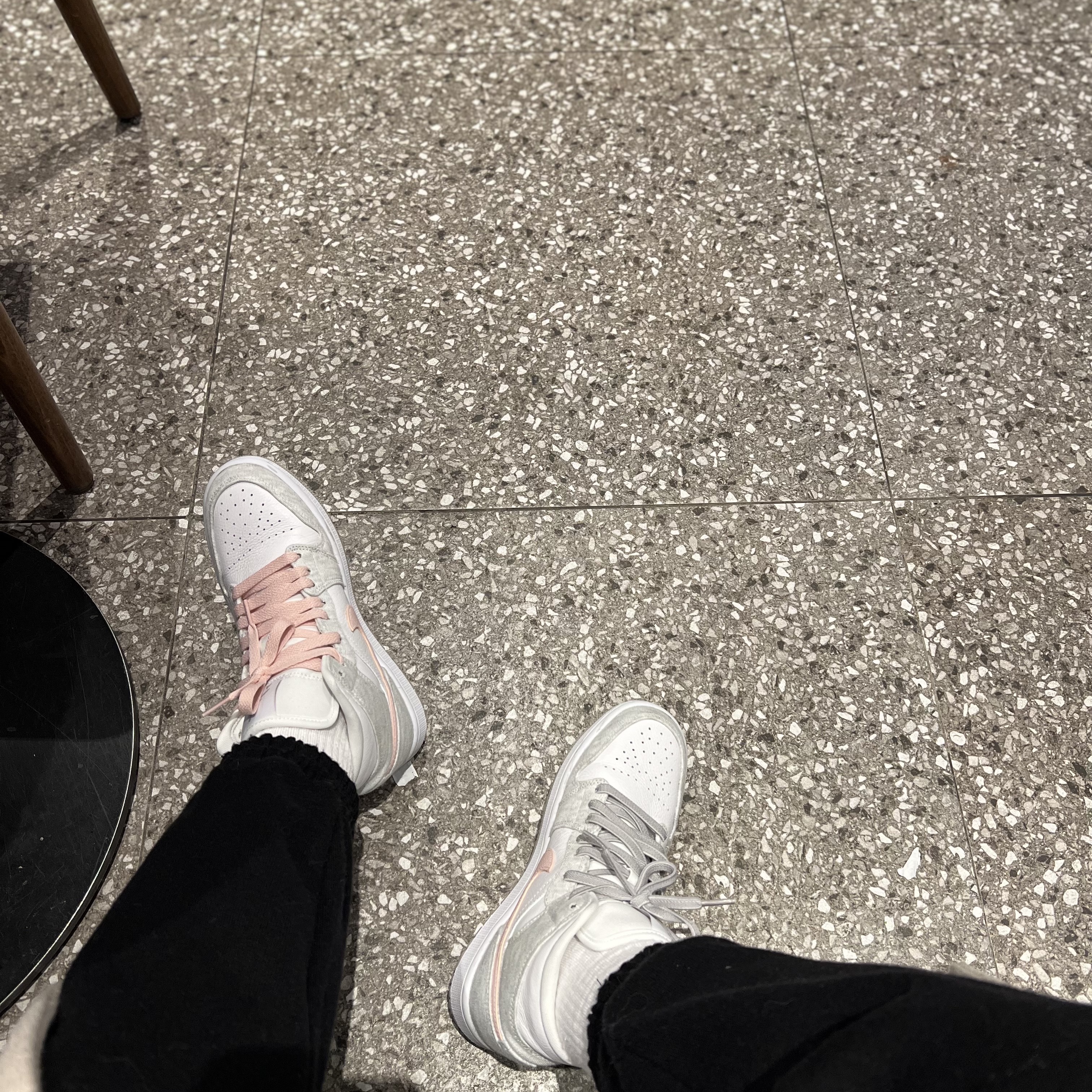 (W) Jordan 1 Mid SE Light Iron Ore 착용 스타일 - 3