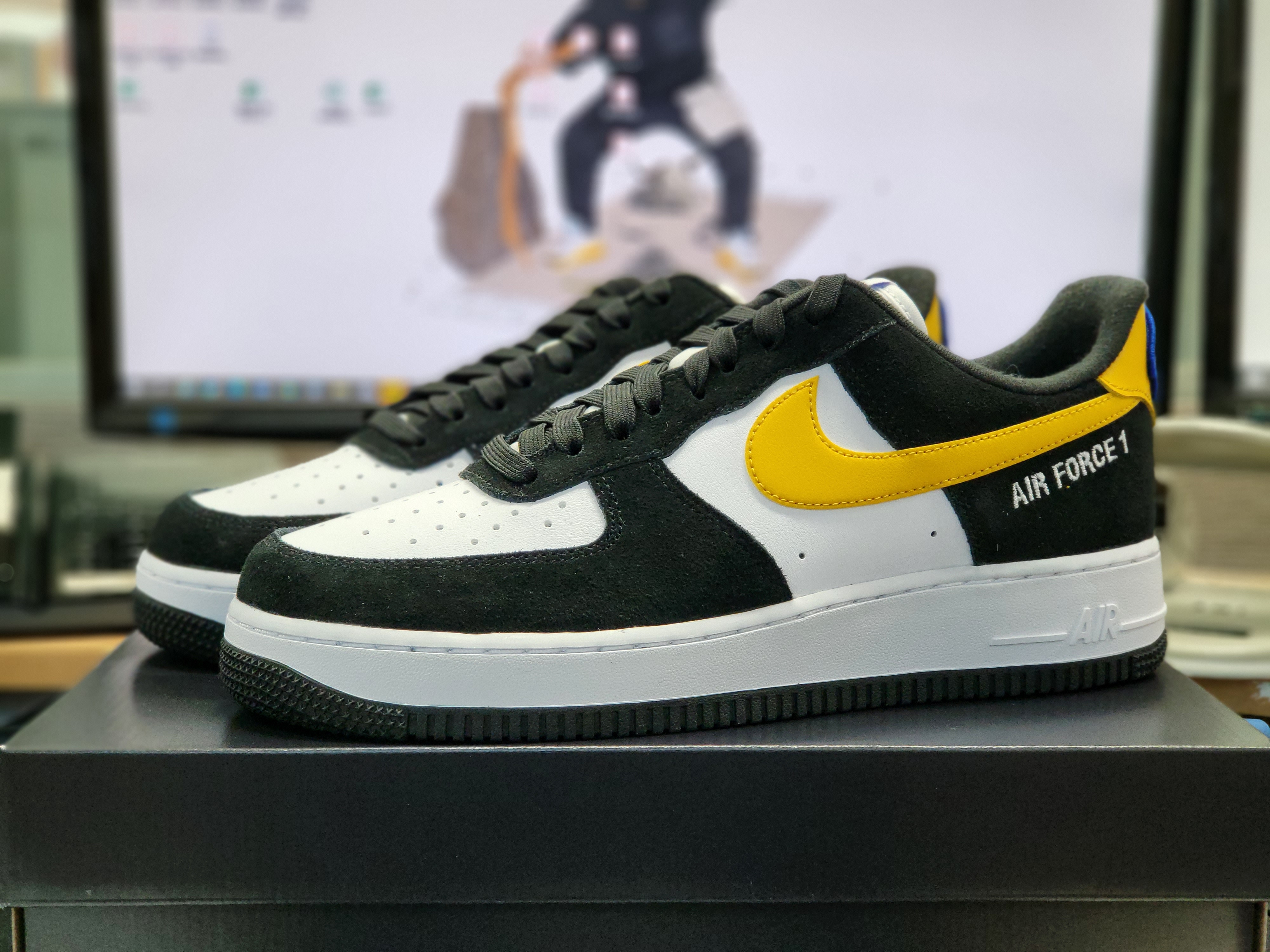Nike Air Force 1 '07 LV8 Athletic Club Black Dark Sulfur 착용 스타일