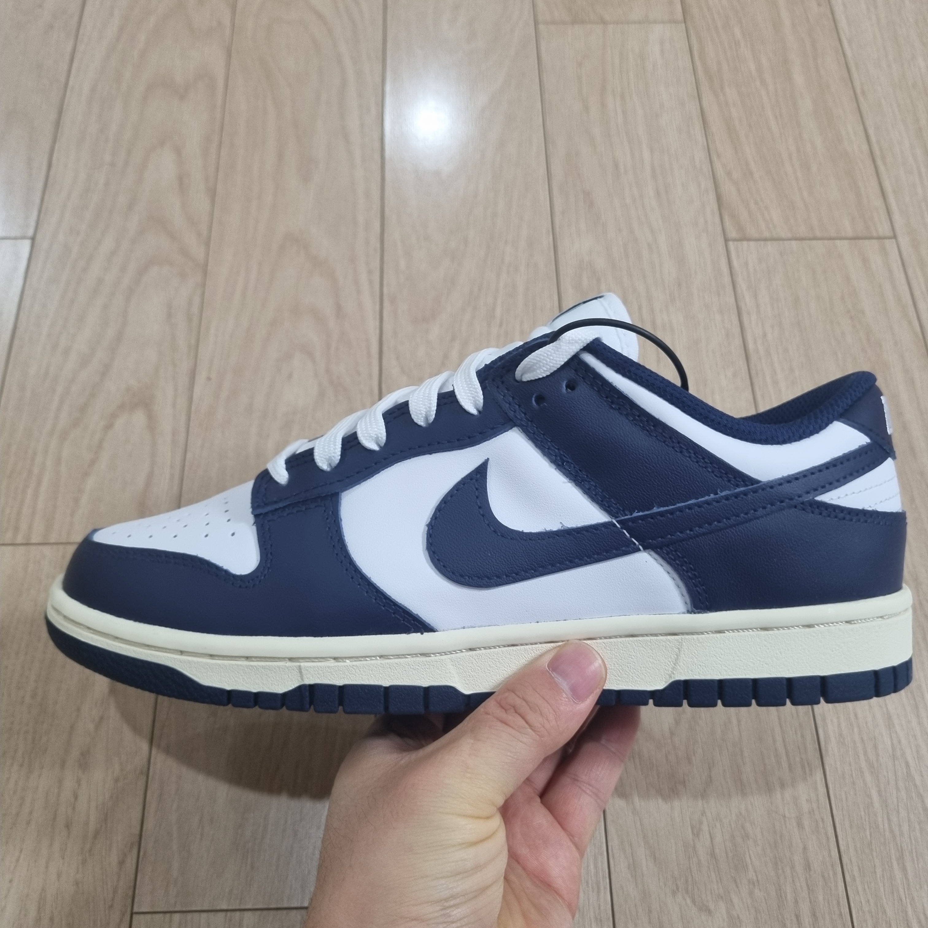 (W) Nike Dunk Low Vintage Midnight Navy 착용 스타일 - 2