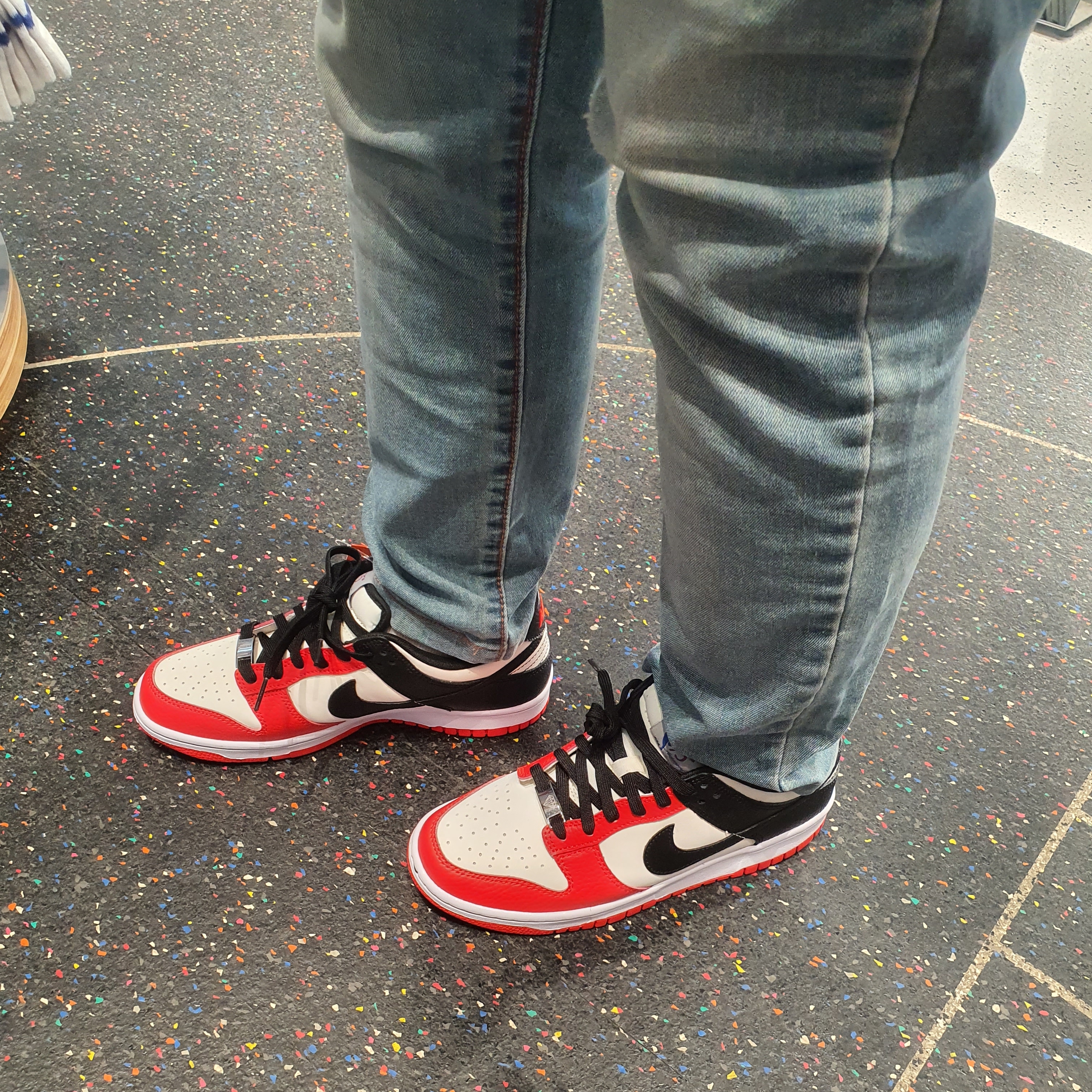 (GS) Nike x NBA Dunk Low Black and Chile Red 착용 스타일 - 2