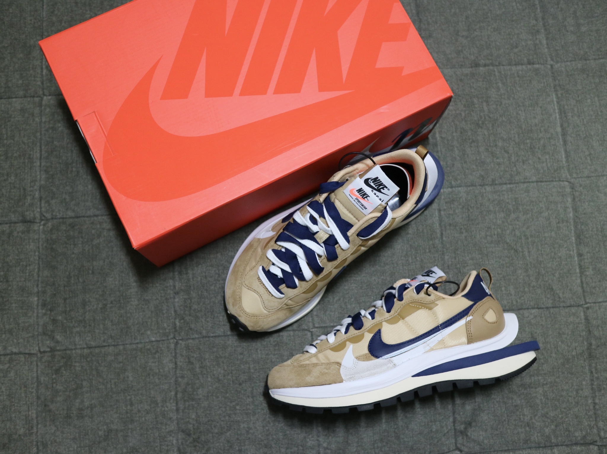 Nike x Sacai VaporWaffle Sesame and Blue Void 착용 스타일 - 4