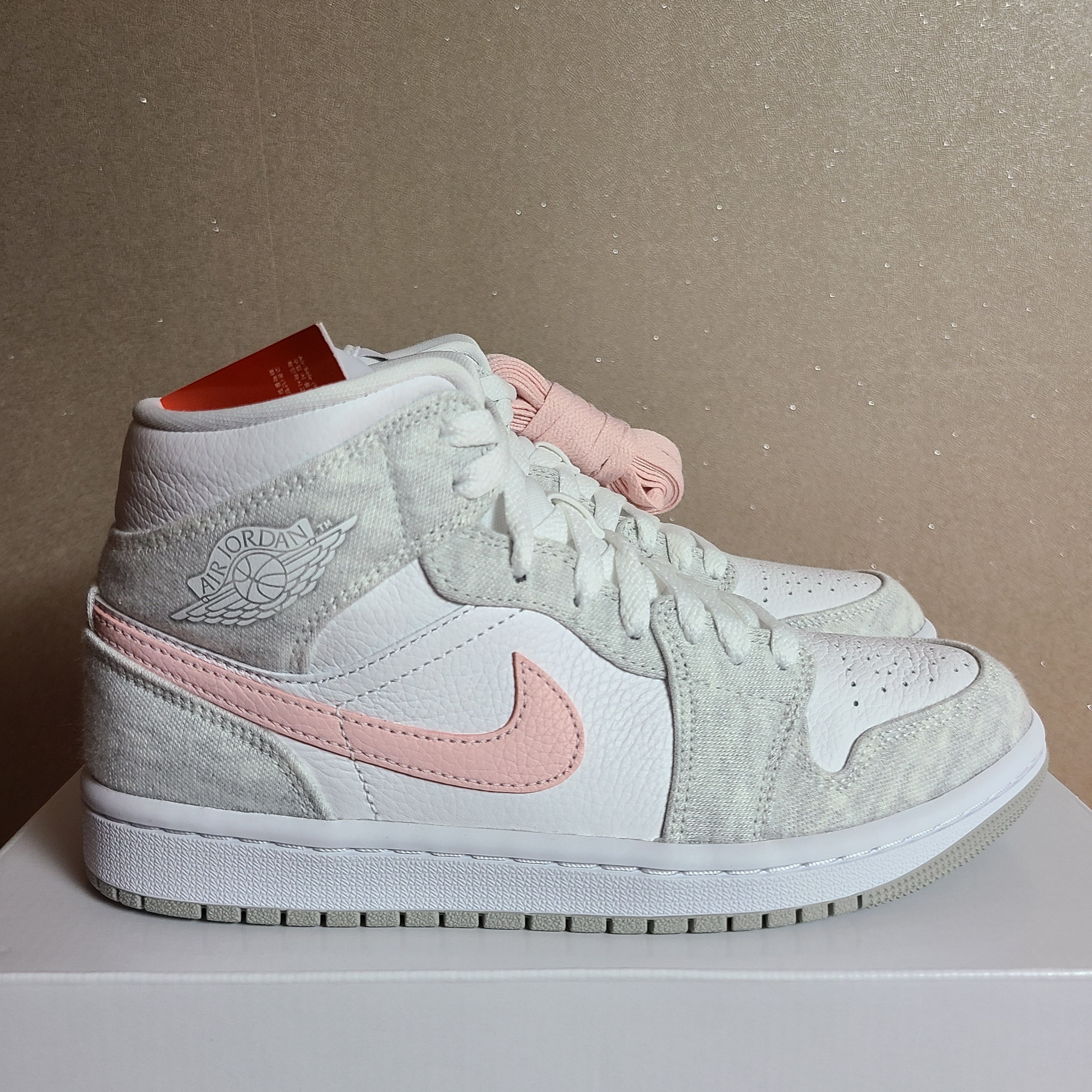 (W) Jordan 1 Mid SE Light Iron Ore 착용 스타일 - 1
