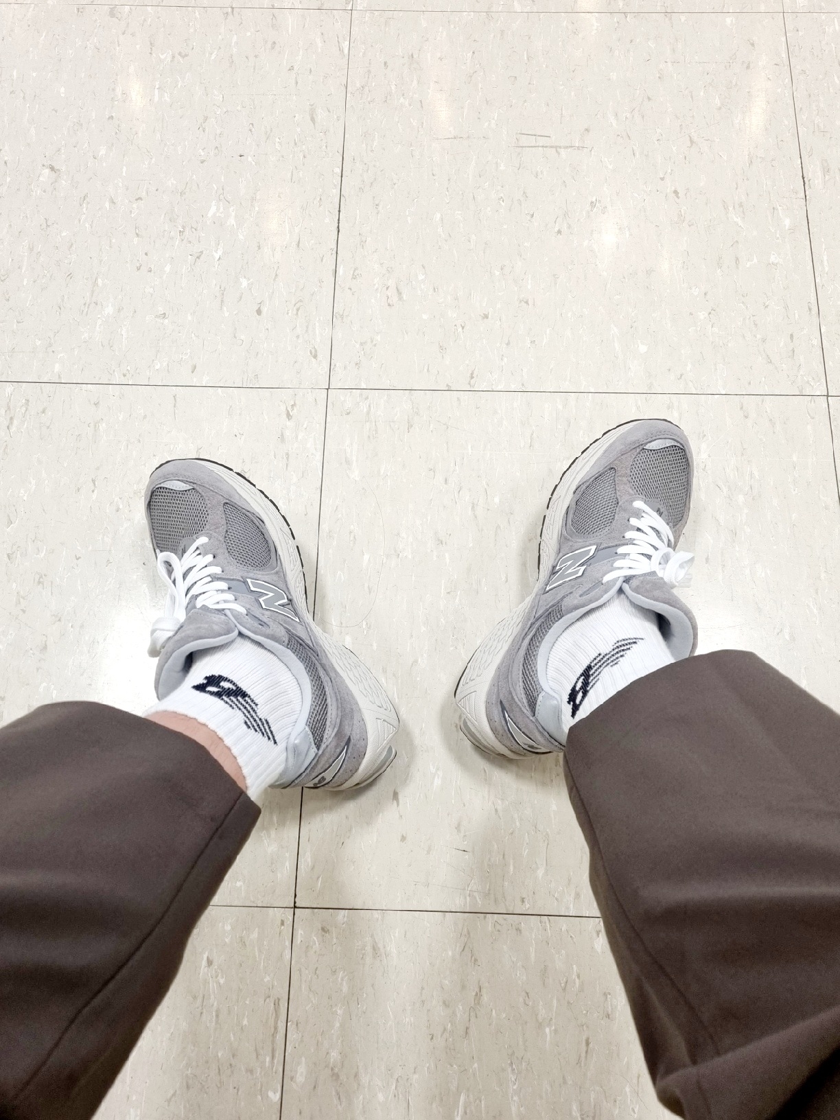 New Balance 2002R Grey 착용 스타일