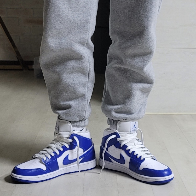 (W) Jordan 1 Mid White Hyper Royal 착용 스타일