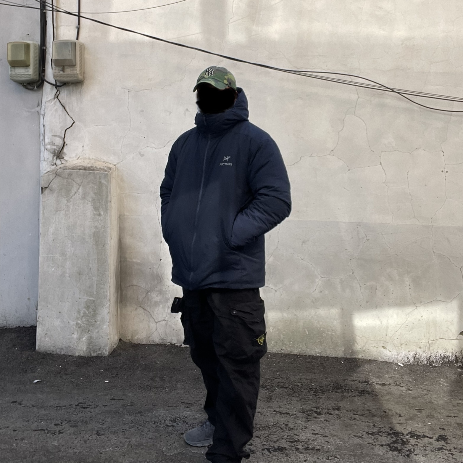Arc'teryx Atom LT Hoody Kingfisher, Stone Island 30203 Cargo Pants 5 Pockets Black - 21SS 착용 스타일 - 1