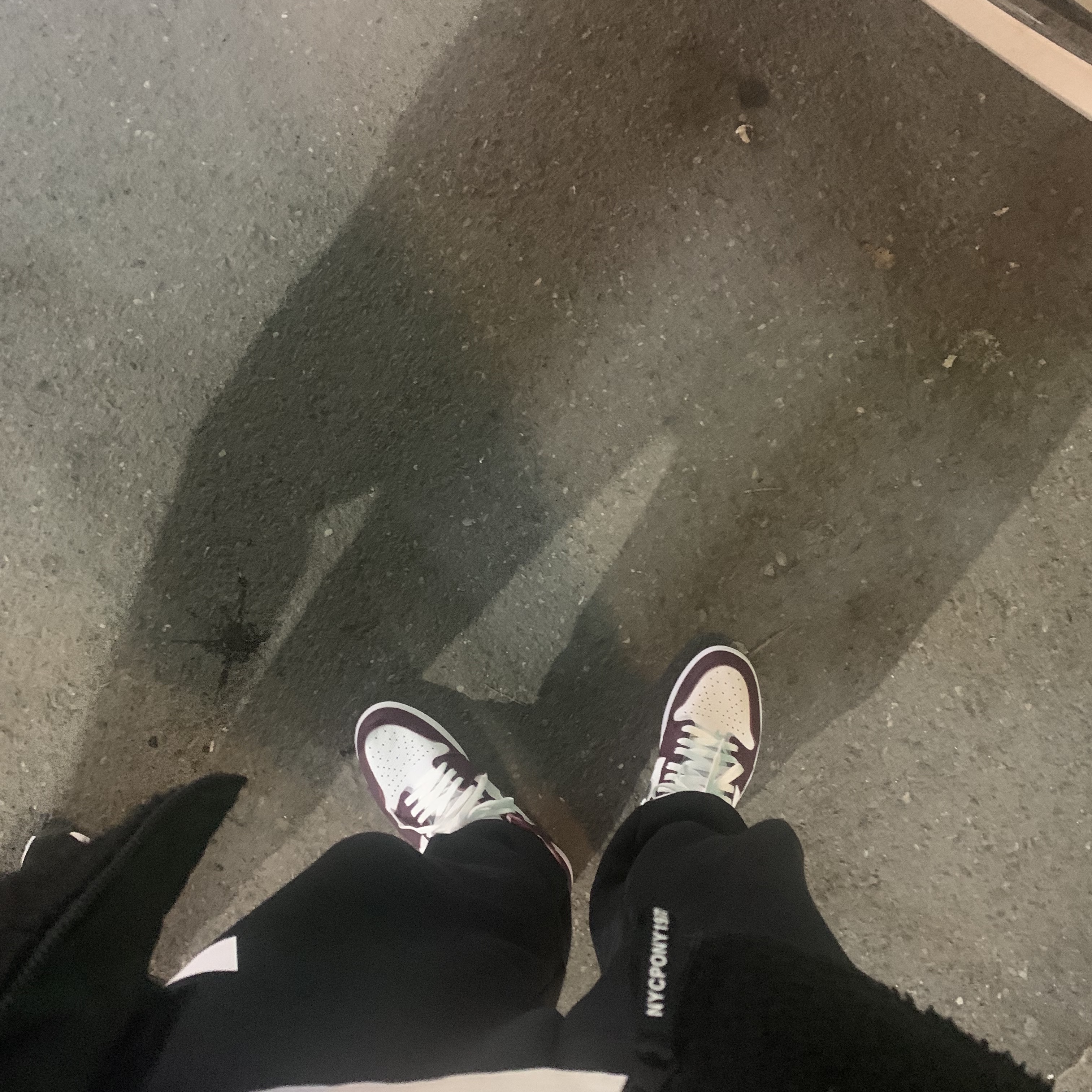 Jordan 1 Retro High OG Bordeaux 착용 스타일 - 2