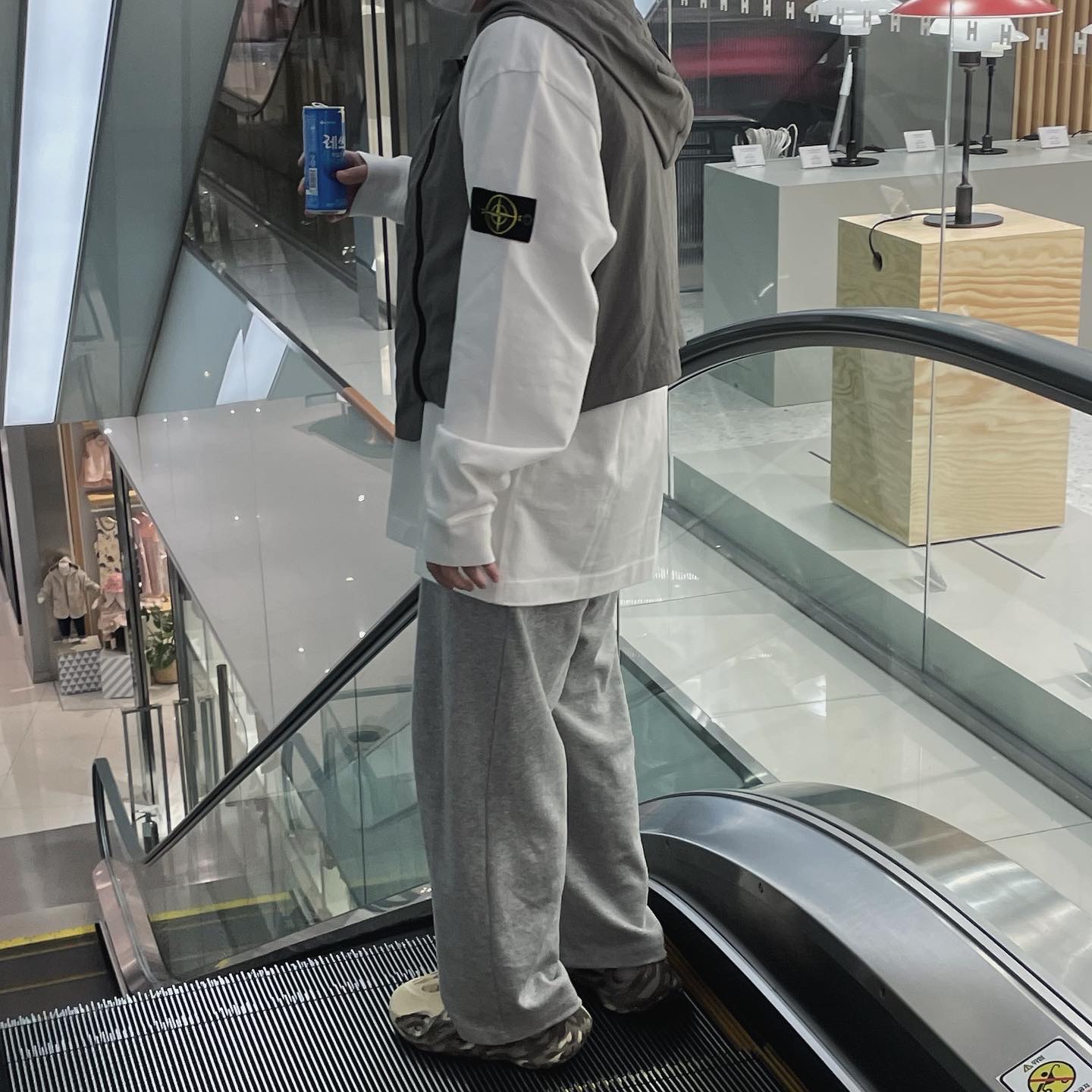 Adidas Yeezy Foam RNNR MX Cream Clay, Stone Island 63750 Garment Dyed Heavy Cotton Long Sleeve T-Shirt White - 22SS 착용 스타일 - 2