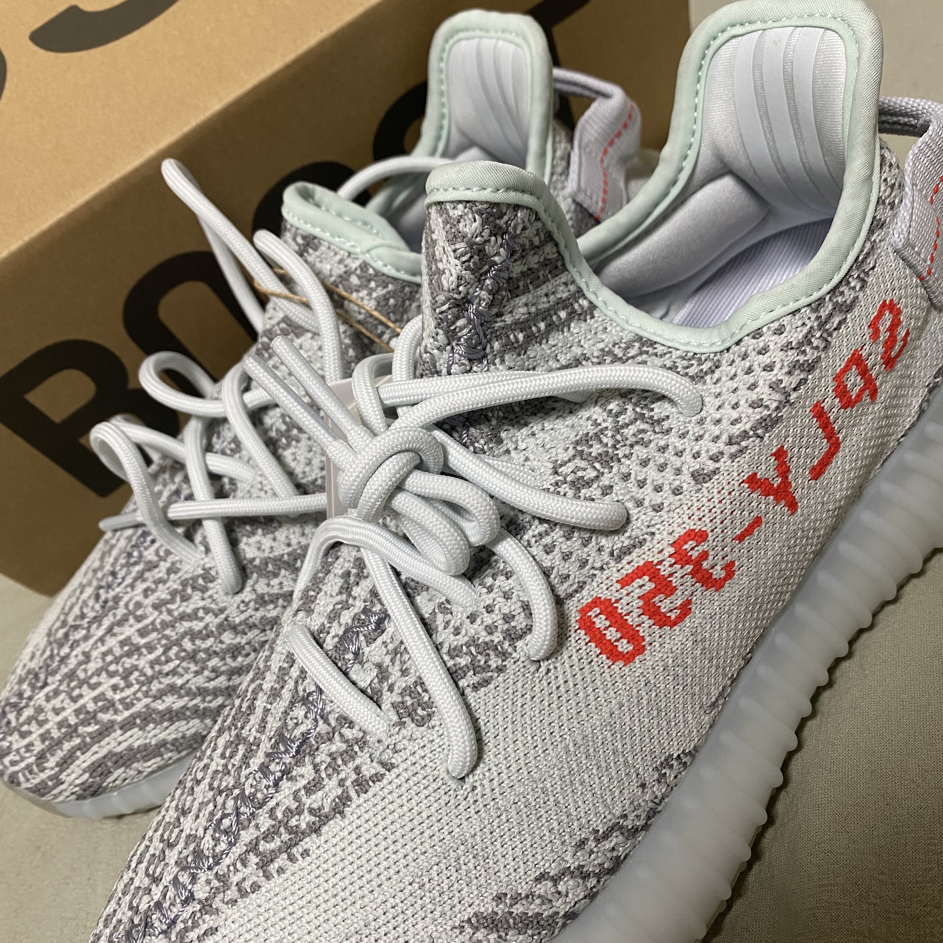 Adidas Yeezy Boost 350 V2 Blue Tint 2017 착용 스타일