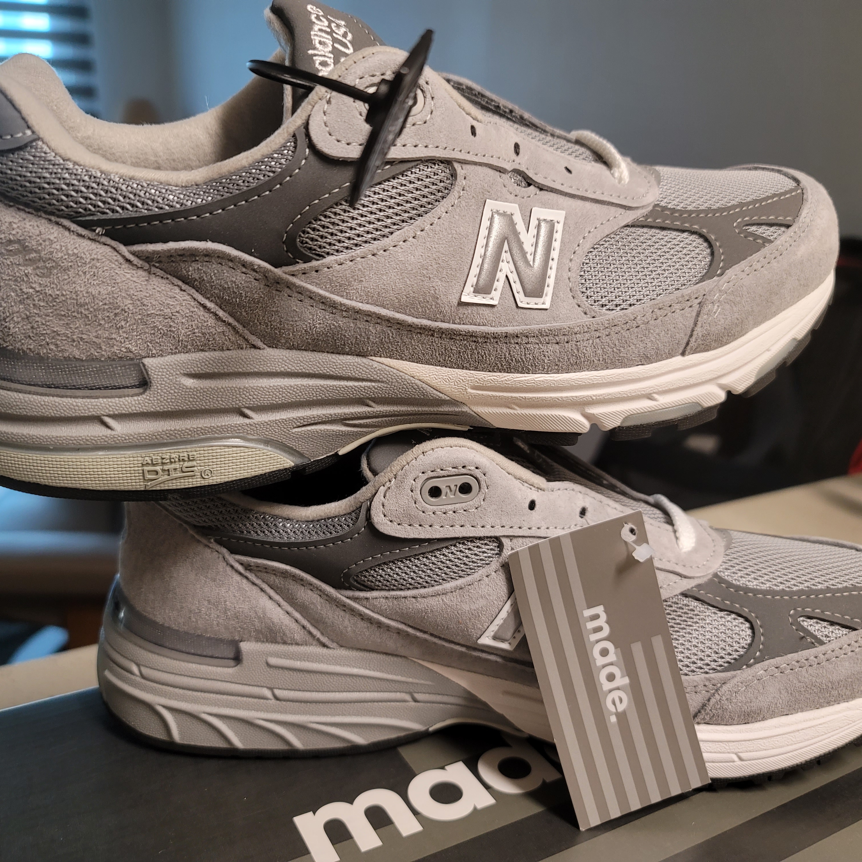 (W) New Balance 993 Made in USA Grey - B Standard 착용 스타일 - 2