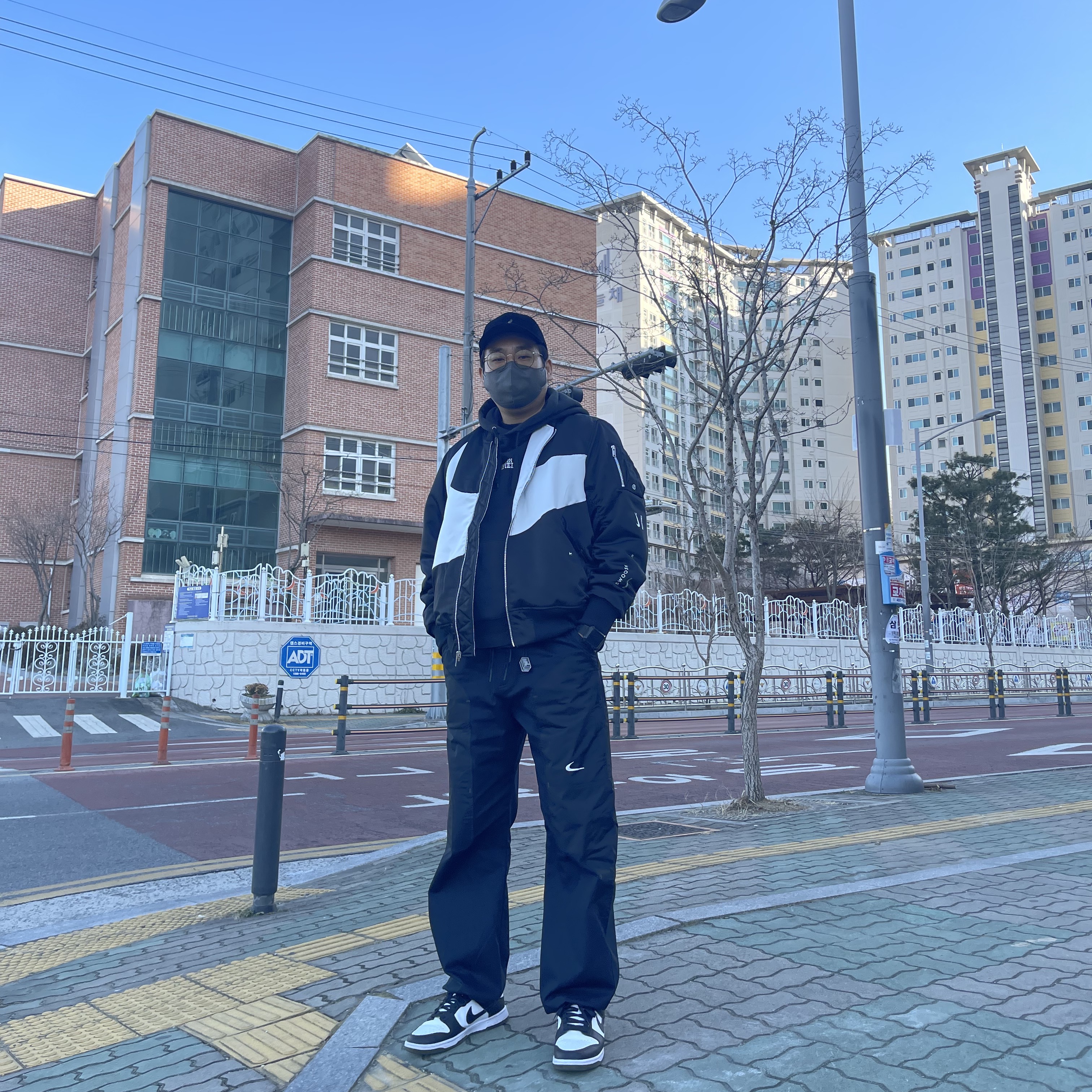 Nike Dunk Low Retro Black, Nike x Off-White NRG Pants Black 착용 스타일 - 1