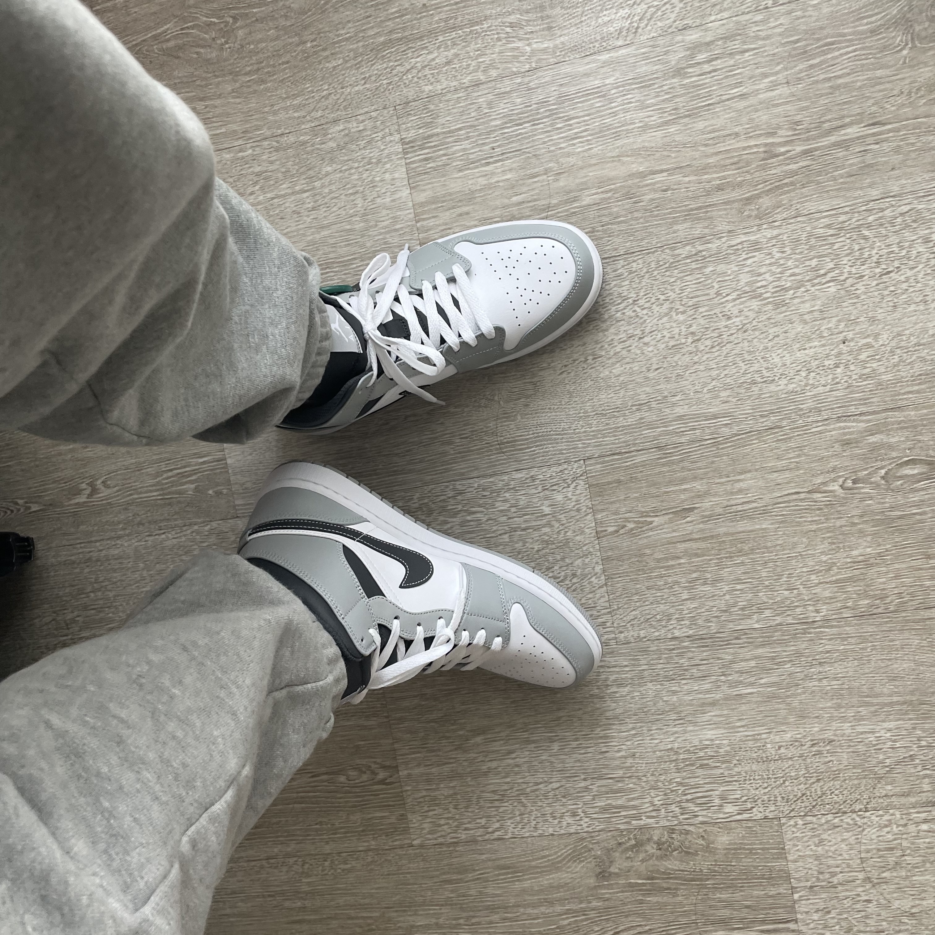 Jordan 1 Mid Light Smoke Grey Anthracite 착용 스타일 - 3