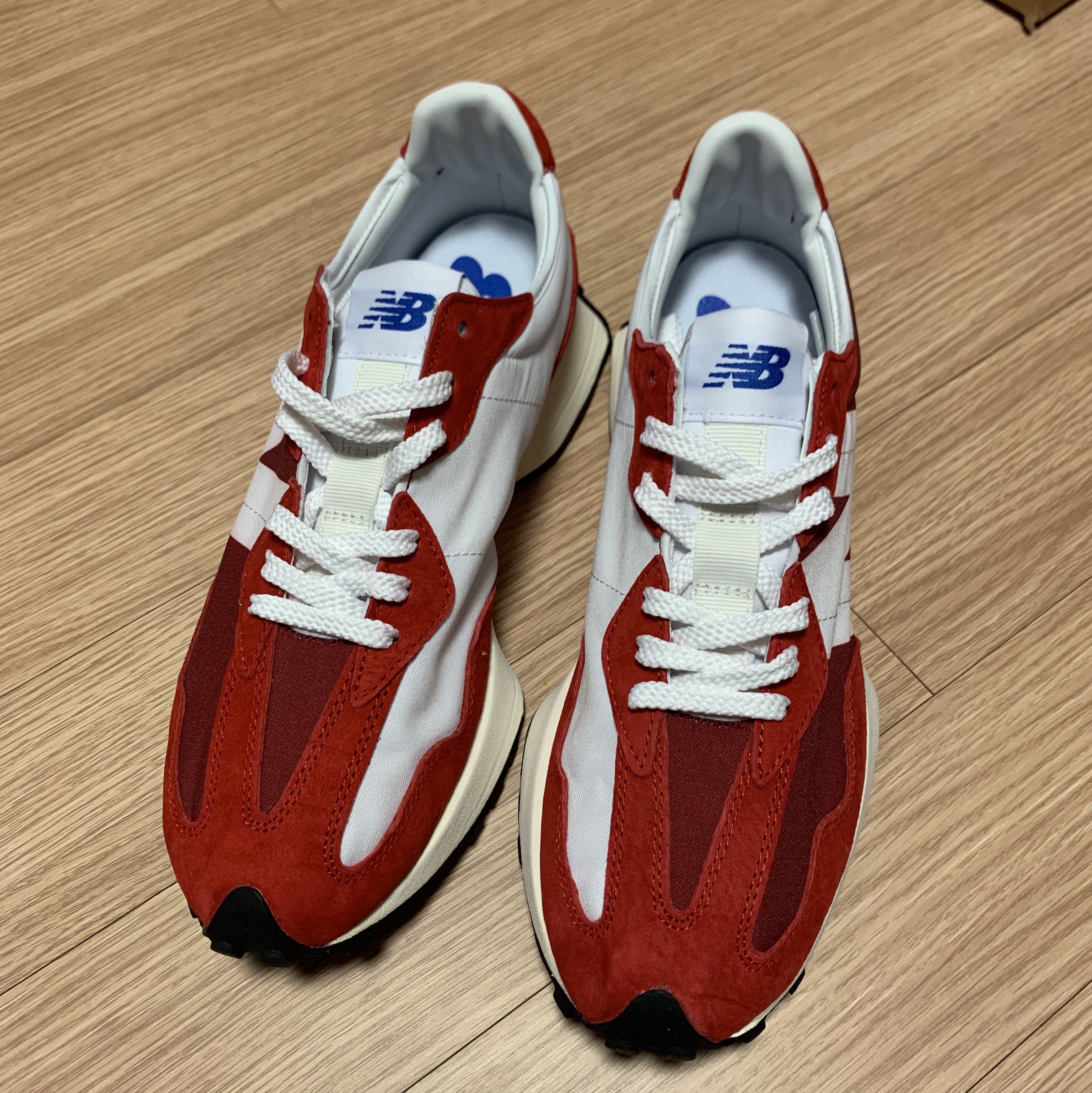 New Balance 327 Scarlet 착용 스타일 - 1