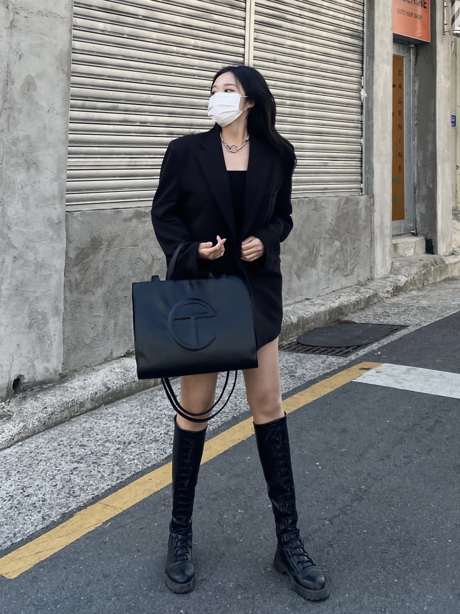 Telfar Medium Shopping Bag Black 착용 스타일