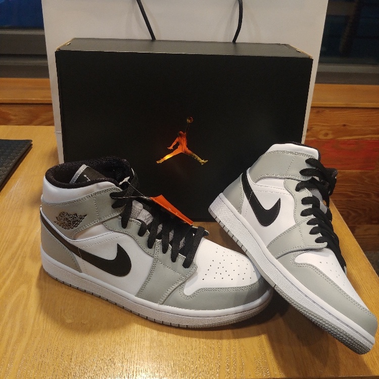Jordan 1 Mid Light Smoke Grey 착용 스타일