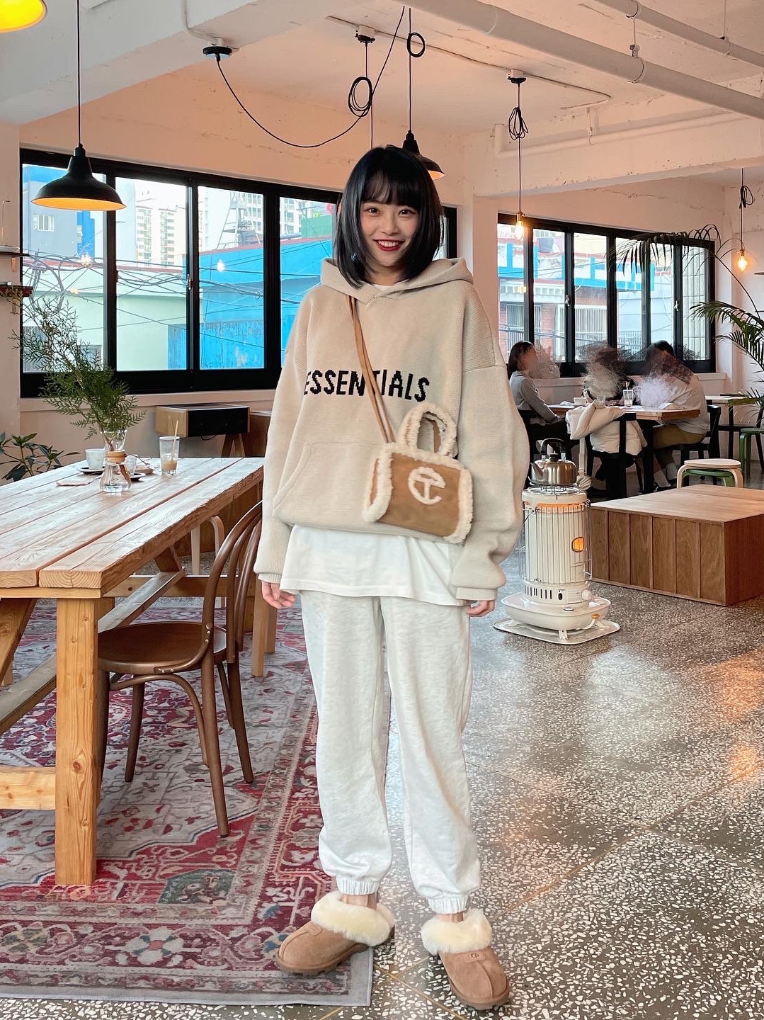 Telfar x UGG Small Shopping Bag Chestnut, Essentials Knit Pullover Hoodie Moss - 21SS 착용 스타일 - 1
