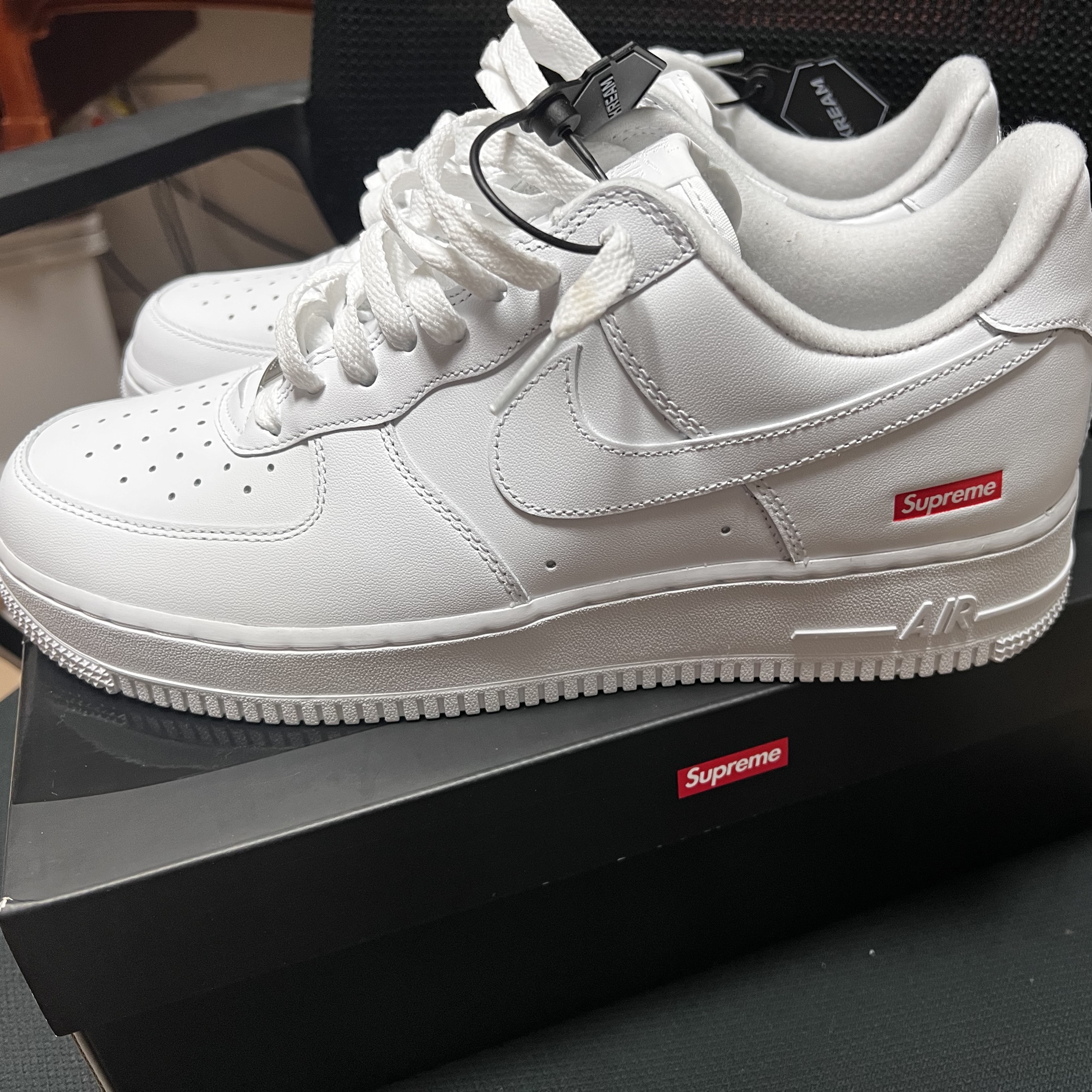 Nike x Supreme Air Force 1 Low White 착용 스타일