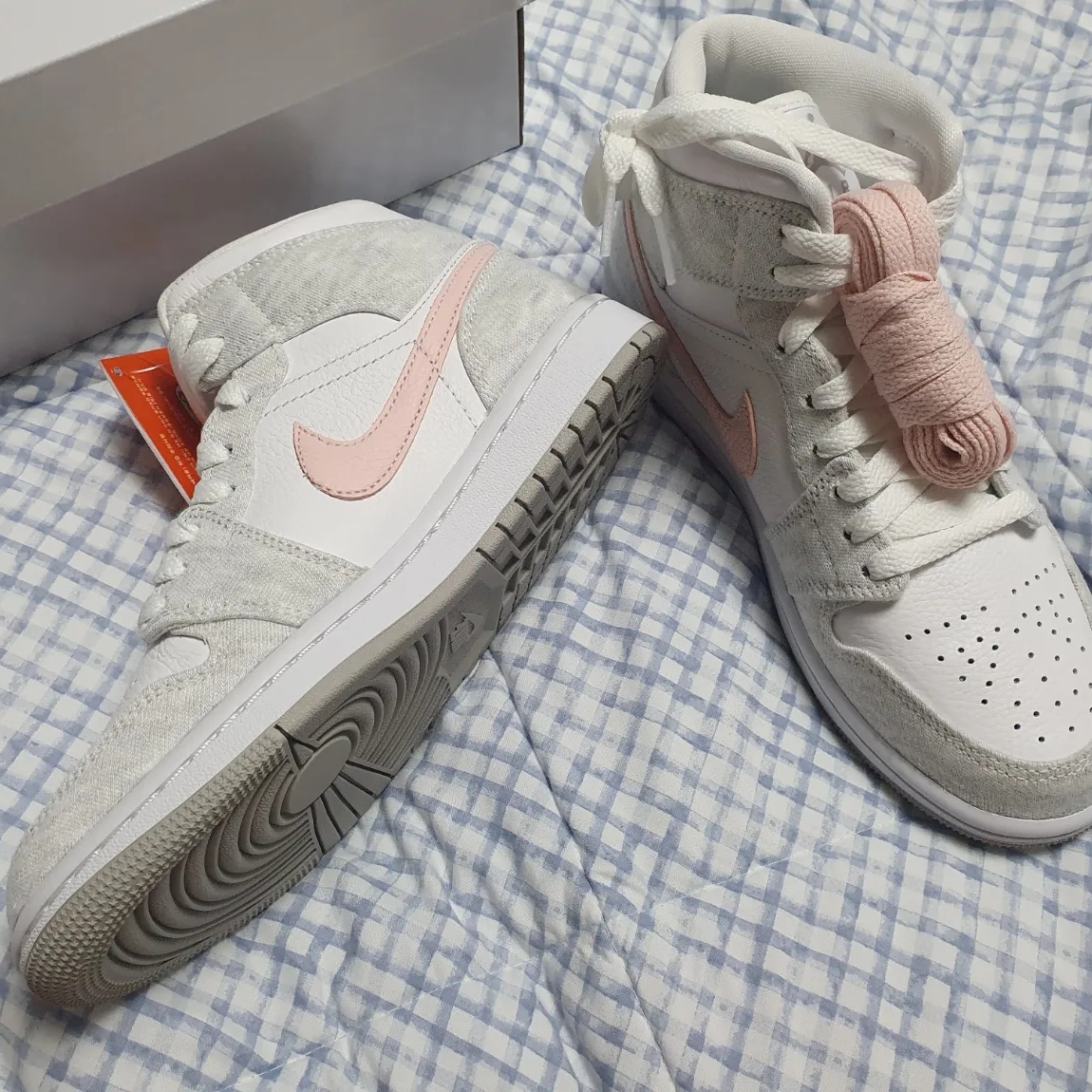 (W) Jordan 1 Mid SE Light Iron Ore 착용 스타일 - 2