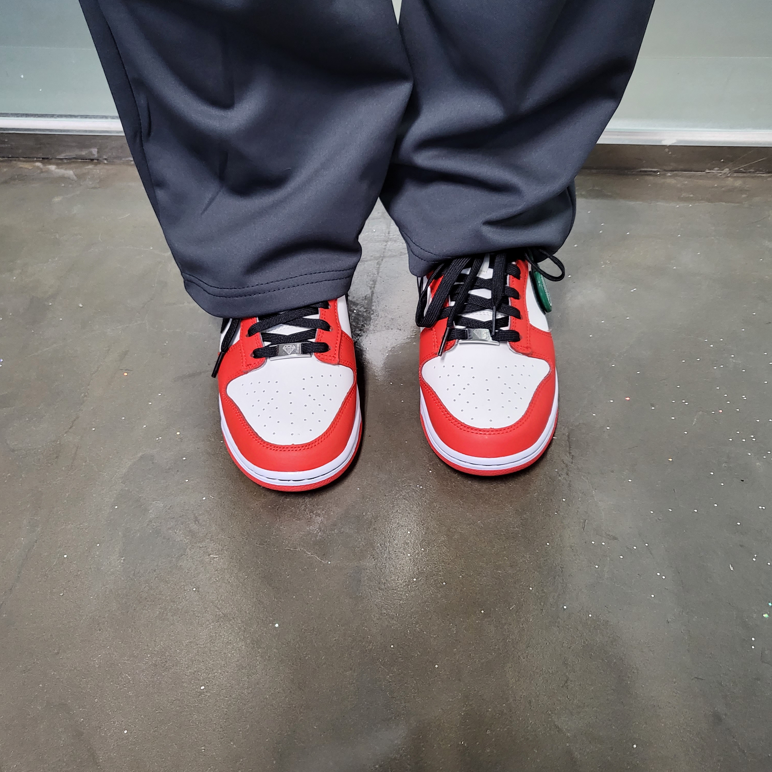 Nike x NBA Dunk Low Retro EMB Black and Chile Red 착용 스타일 - 5