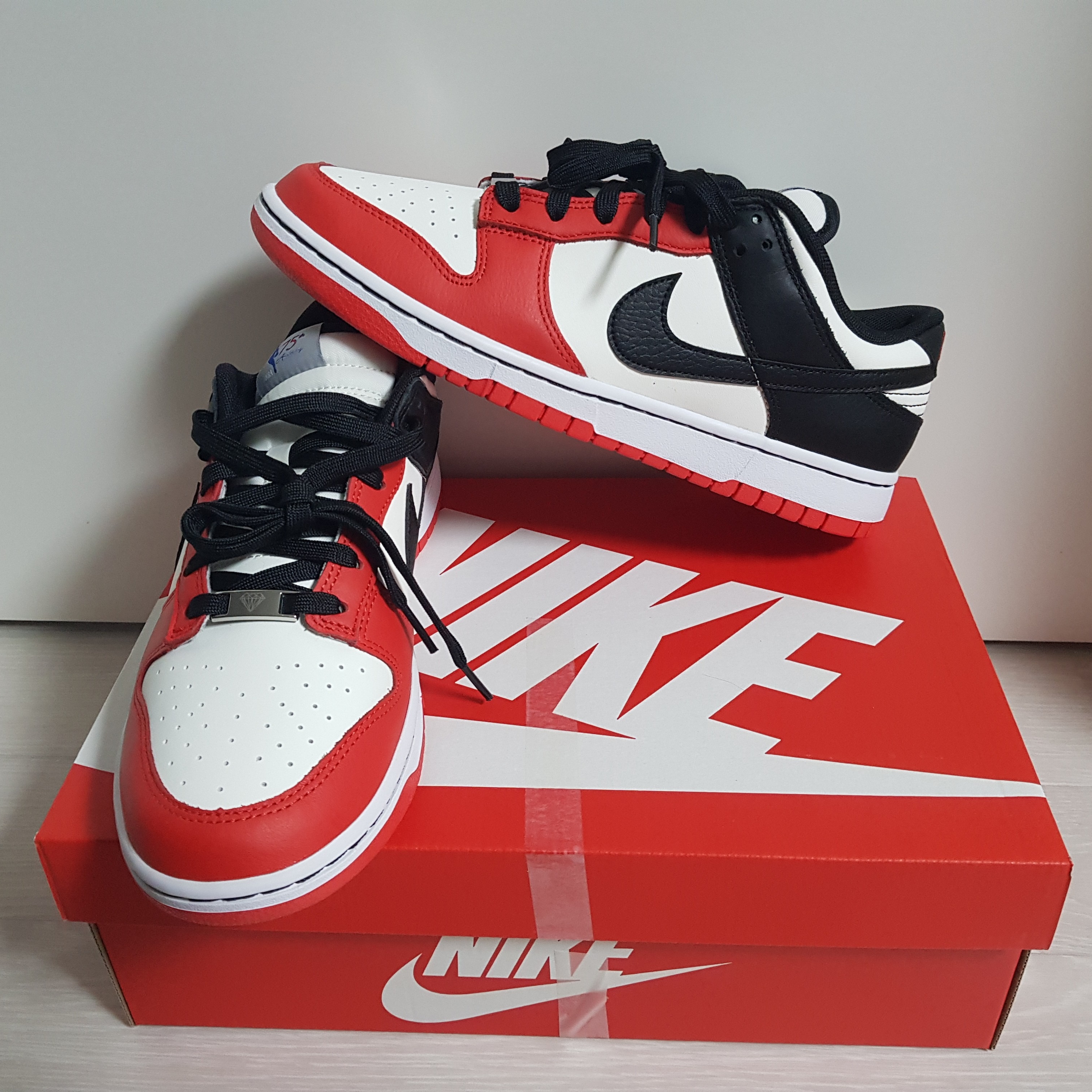 Nike x NBA Dunk Low Retro EMB Black and Chile Red, (GS) Nike x NBA Dunk Low Black and Chile Red 착용 스타일 - 2