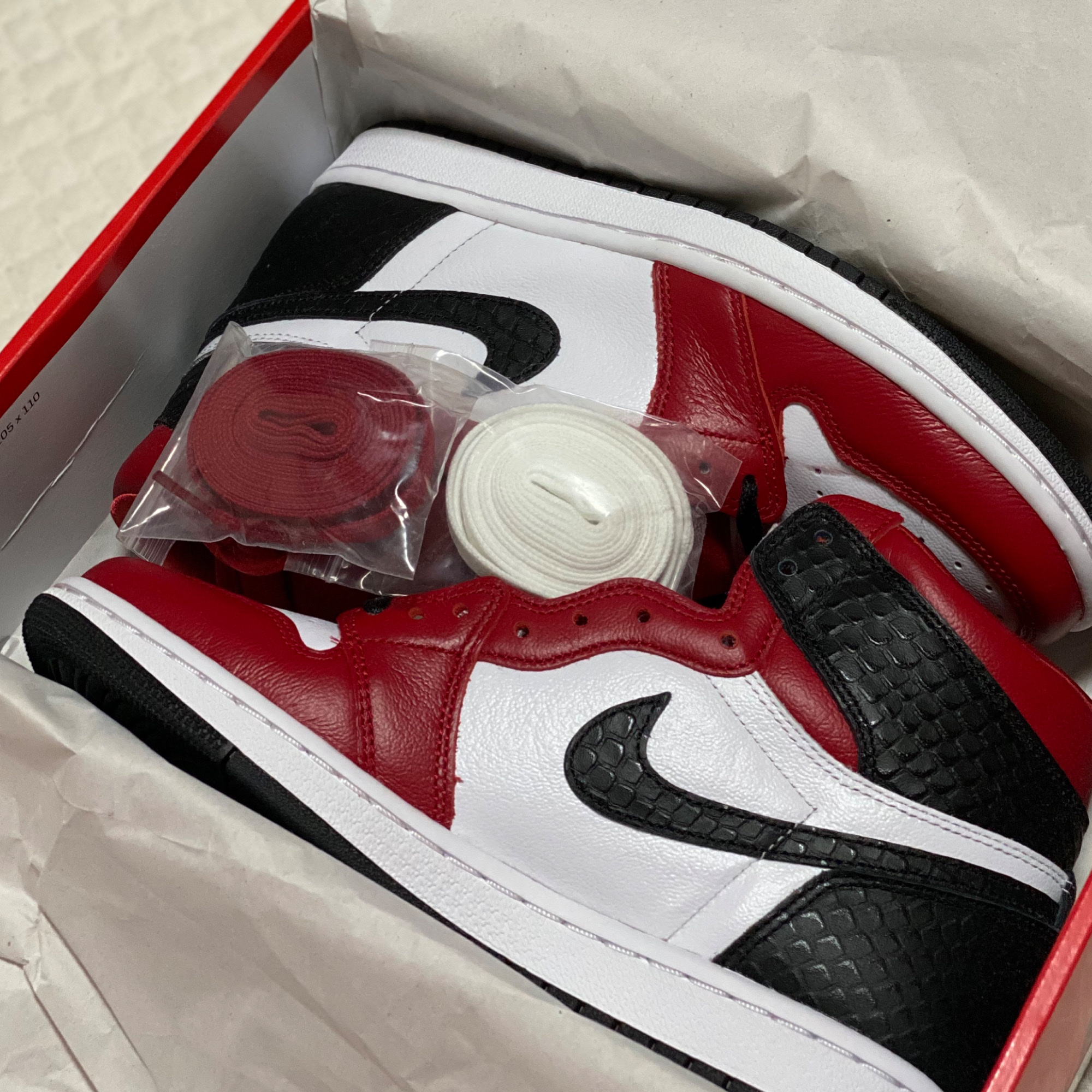 (W) Jordan 1 Retro High Satin Red 착용 스타일
