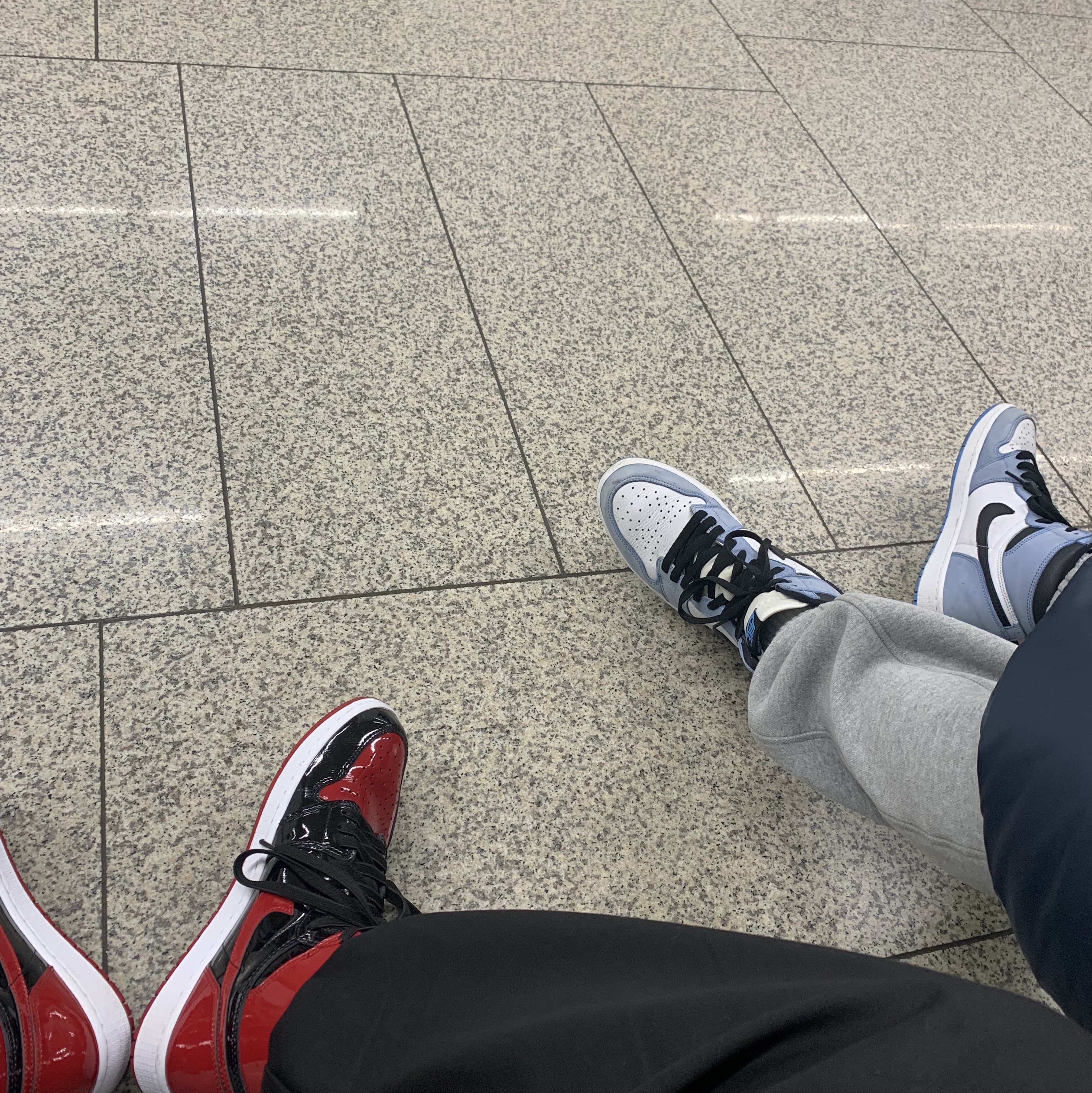 Jordan 1 Retro High OG University Blue, Jordan 1 Retro High OG Patent Bred 착용 스타일 - 2