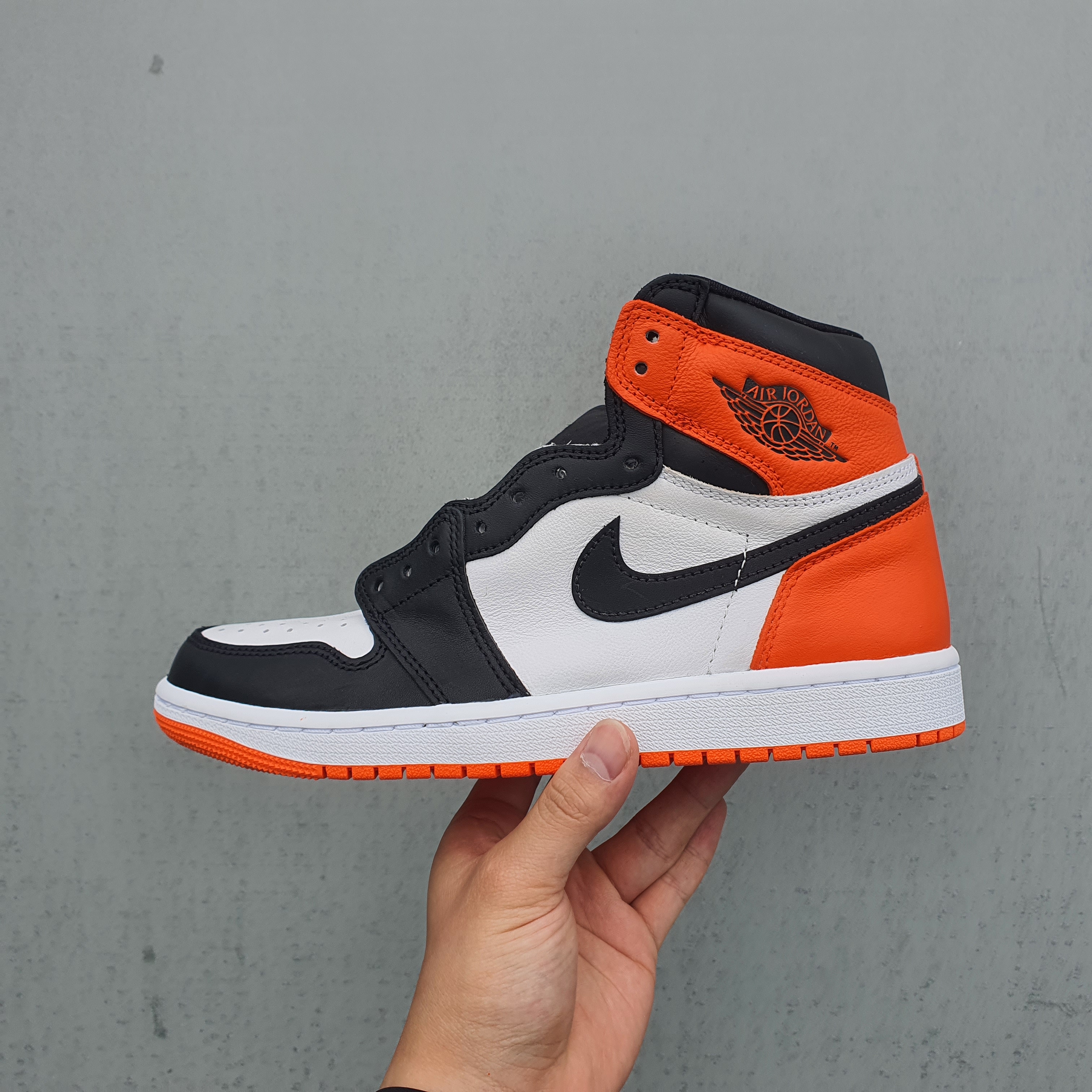 Jordan 1 Retro High OG Electro Orange 착용 스타일 - 2