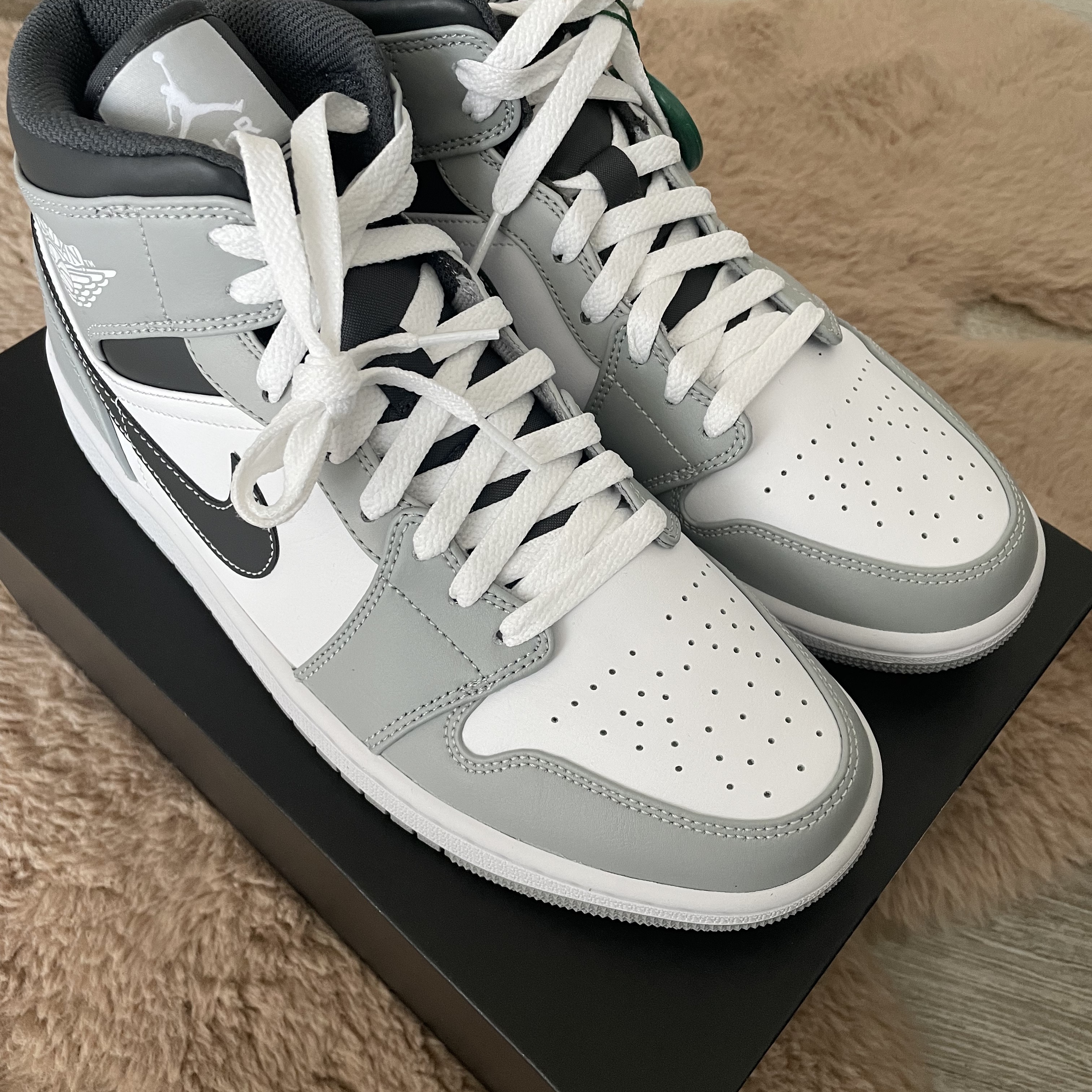 Jordan 1 Mid Light Smoke Grey Anthracite 착용 스타일 - 1