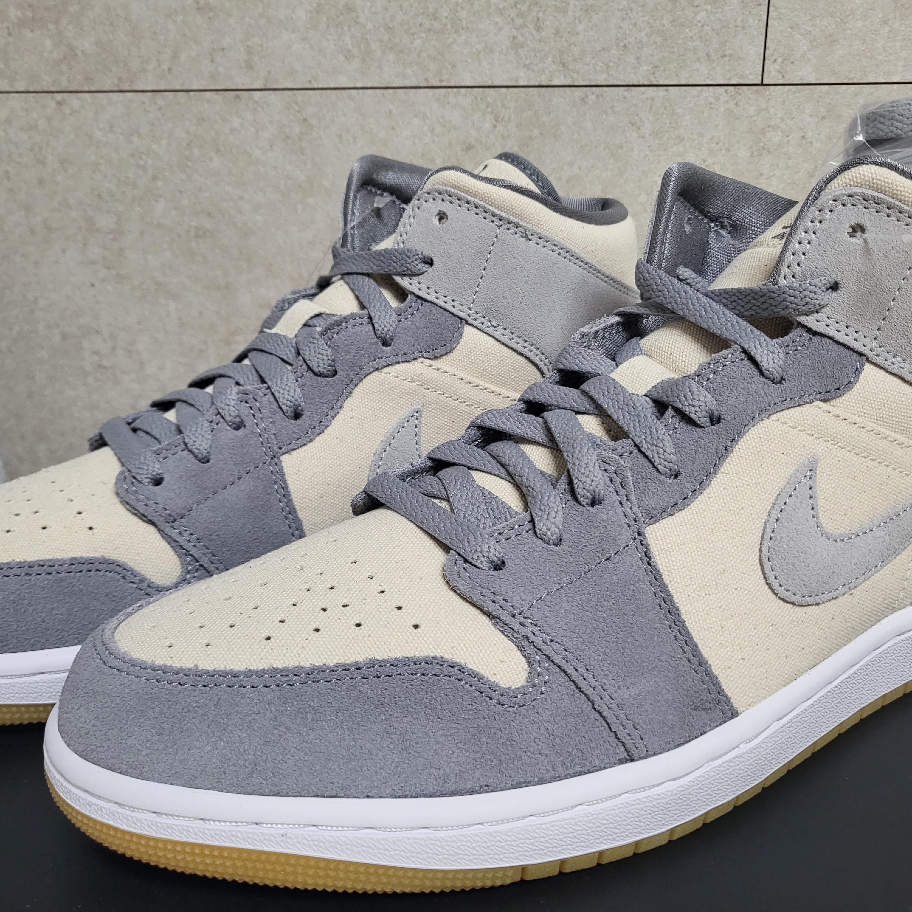Jordan 1 Mid SE Coconut Milk Particle Grey, (W) Jordan 1 Mid SE Light Iron Ore 착용 스타일 - 2
