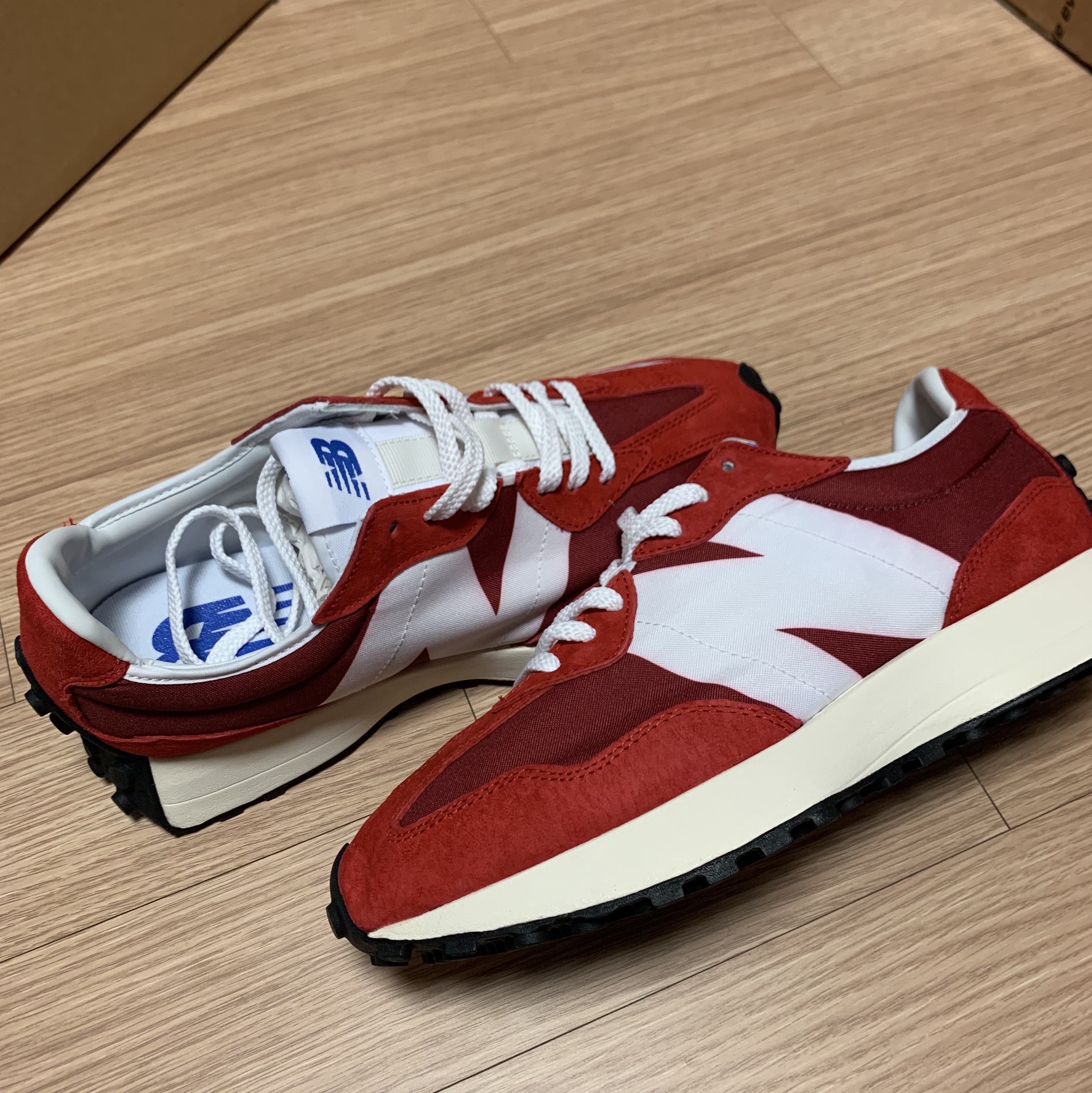 New Balance 327 Scarlet 착용 스타일 - 2